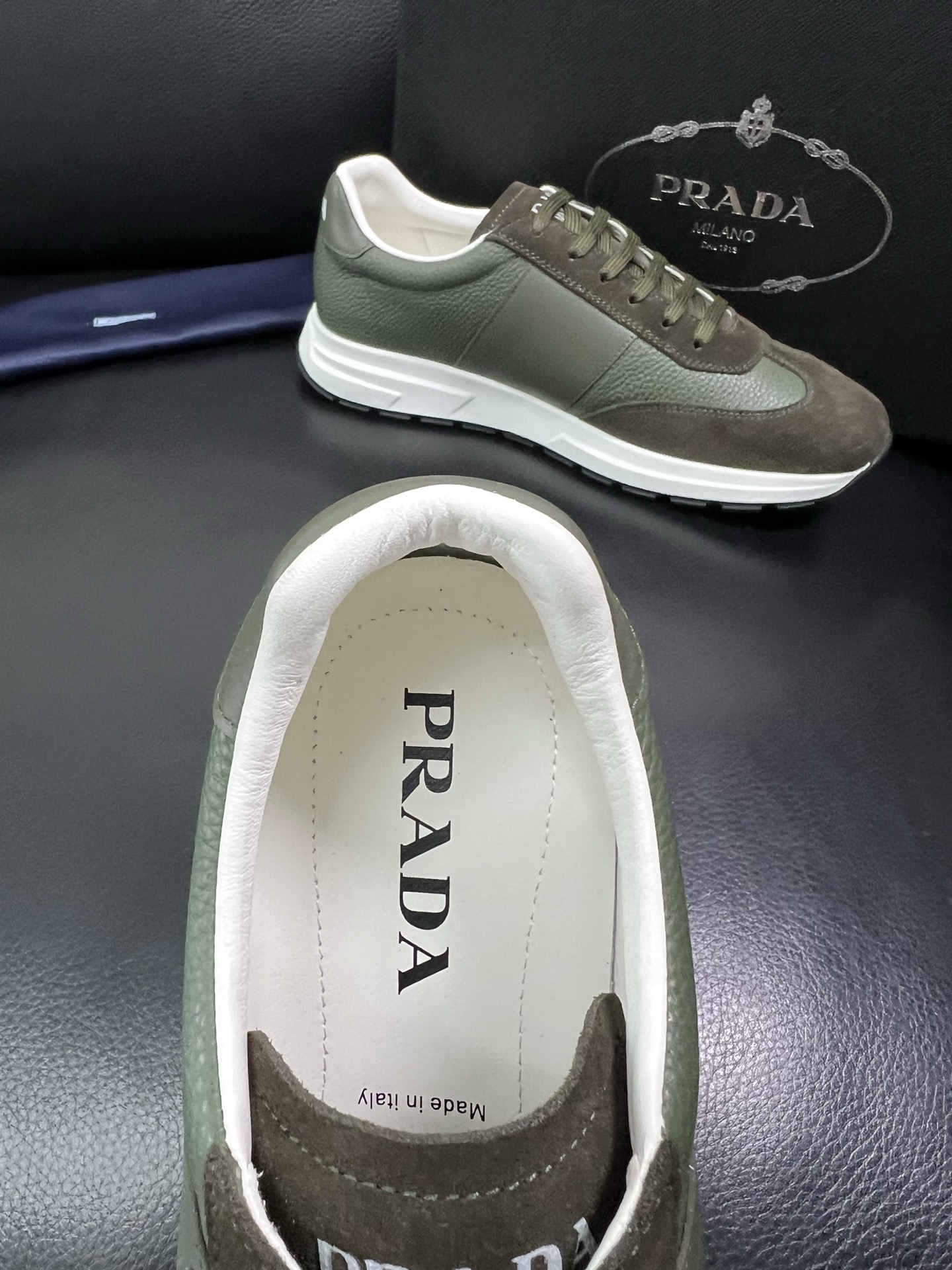 Prada 顶级工艺品，普拉达 专柜同步，原厂配置意大利进口牛皮面料，进口牛皮内里垫，透气舒适，鞋底：原
