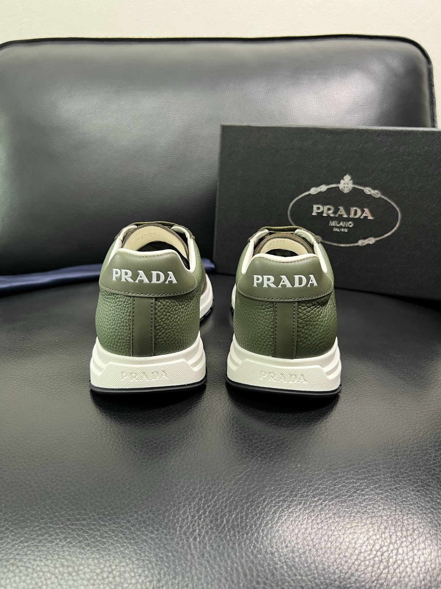 Prada 顶级工艺品，普拉达 专柜同步，原厂配置意大利进口牛皮面料，进口牛皮内里垫，透气舒适，鞋底：原