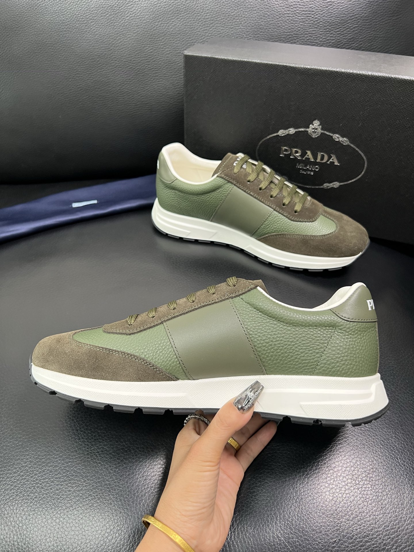 Prada 顶级工艺品，普拉达 专柜同步，原厂配置意大利进口牛皮面料，进口牛皮内里垫，透气舒适，鞋底：原