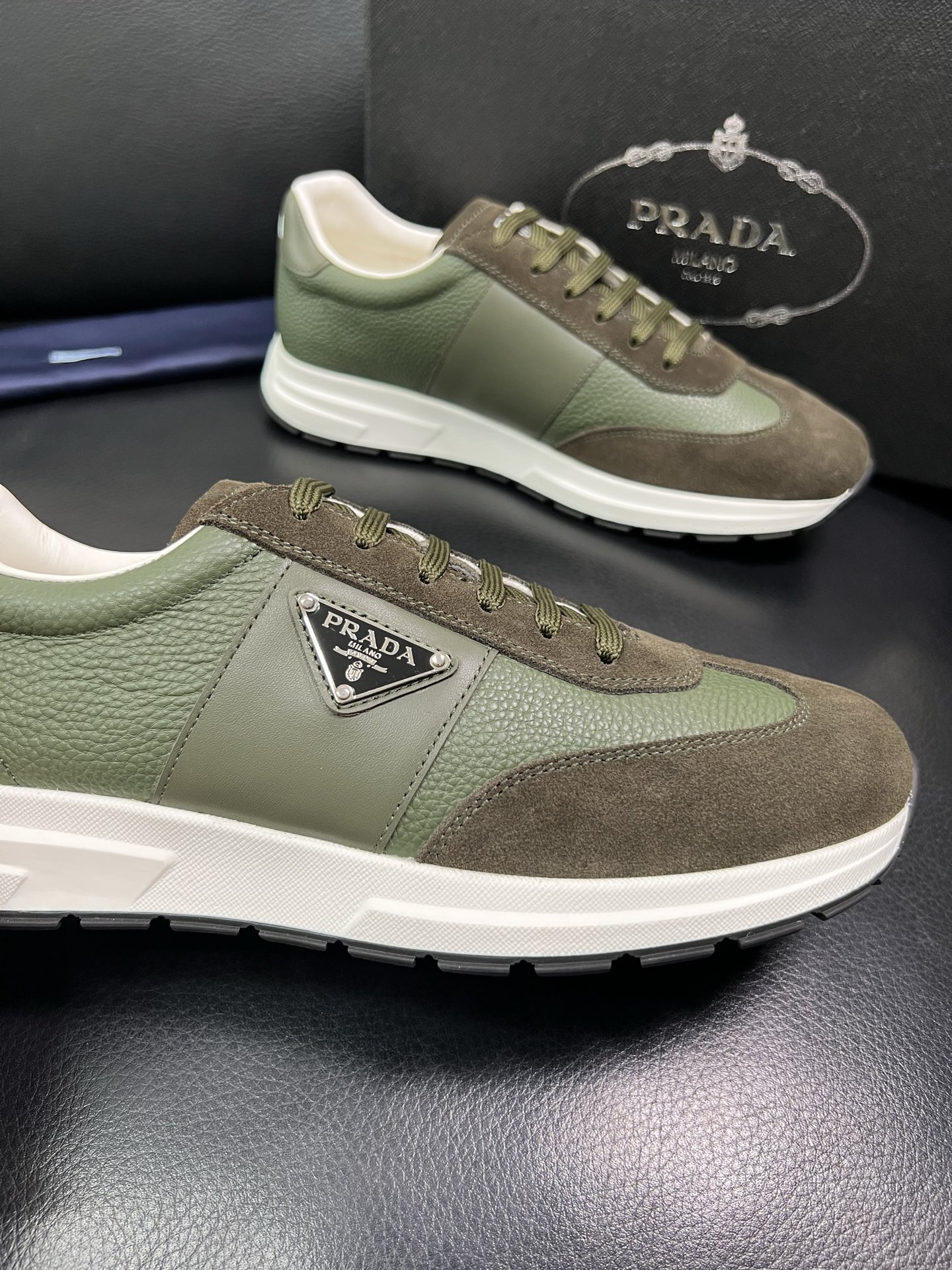 Prada 顶级工艺品，普拉达 专柜同步，原厂配置意大利进口牛皮面料，进口牛皮内里垫，透气舒适，鞋底：原
