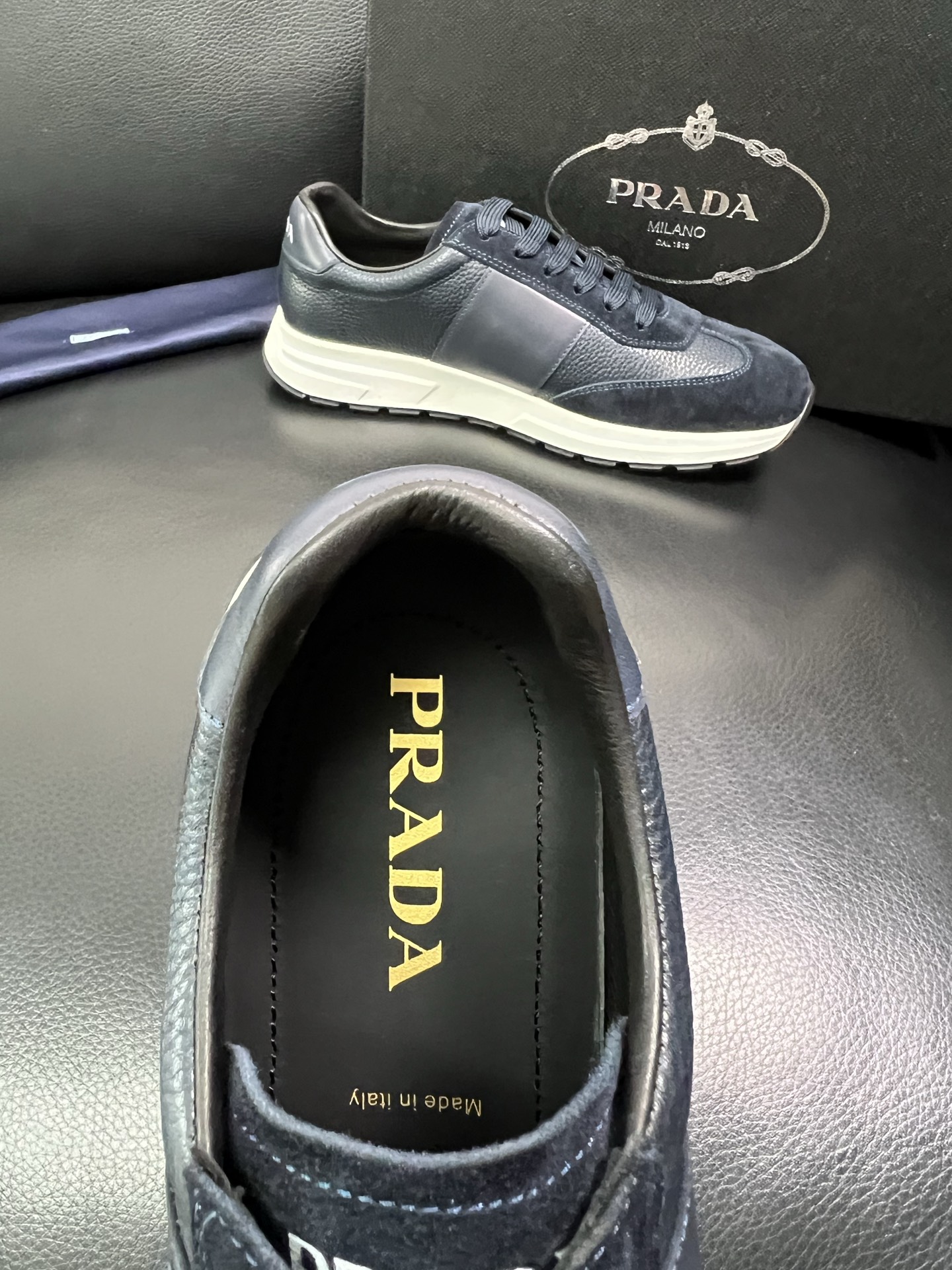 Prada 顶级工艺品，普拉达 专柜同步，原厂配置意大利进口牛皮面料，进口牛皮内里垫，透气舒适，鞋底：原