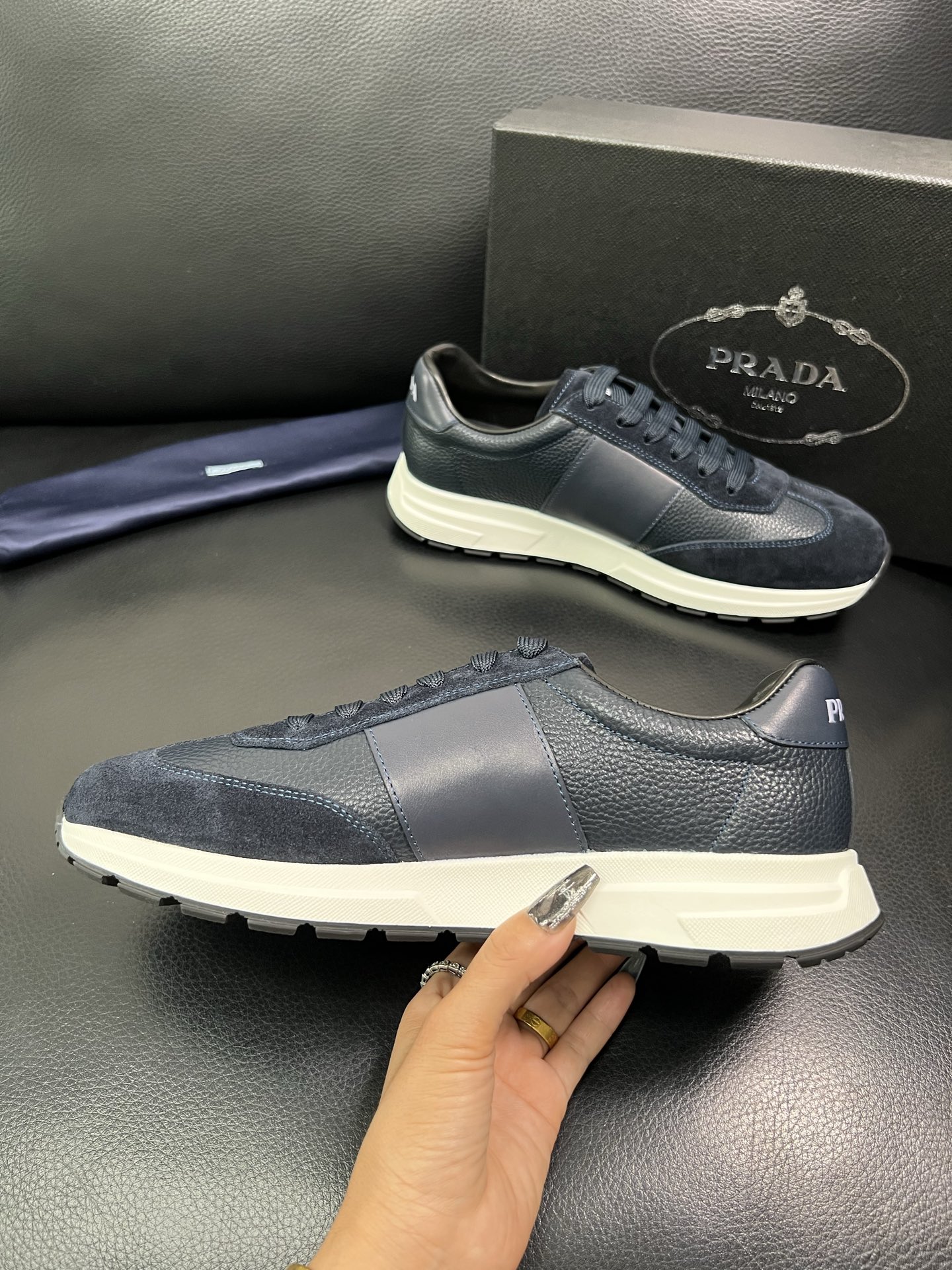 Prada 顶级工艺品，普拉达 专柜同步，原厂配置意大利进口牛皮面料，进口牛皮内里垫，透气舒适，鞋底：原