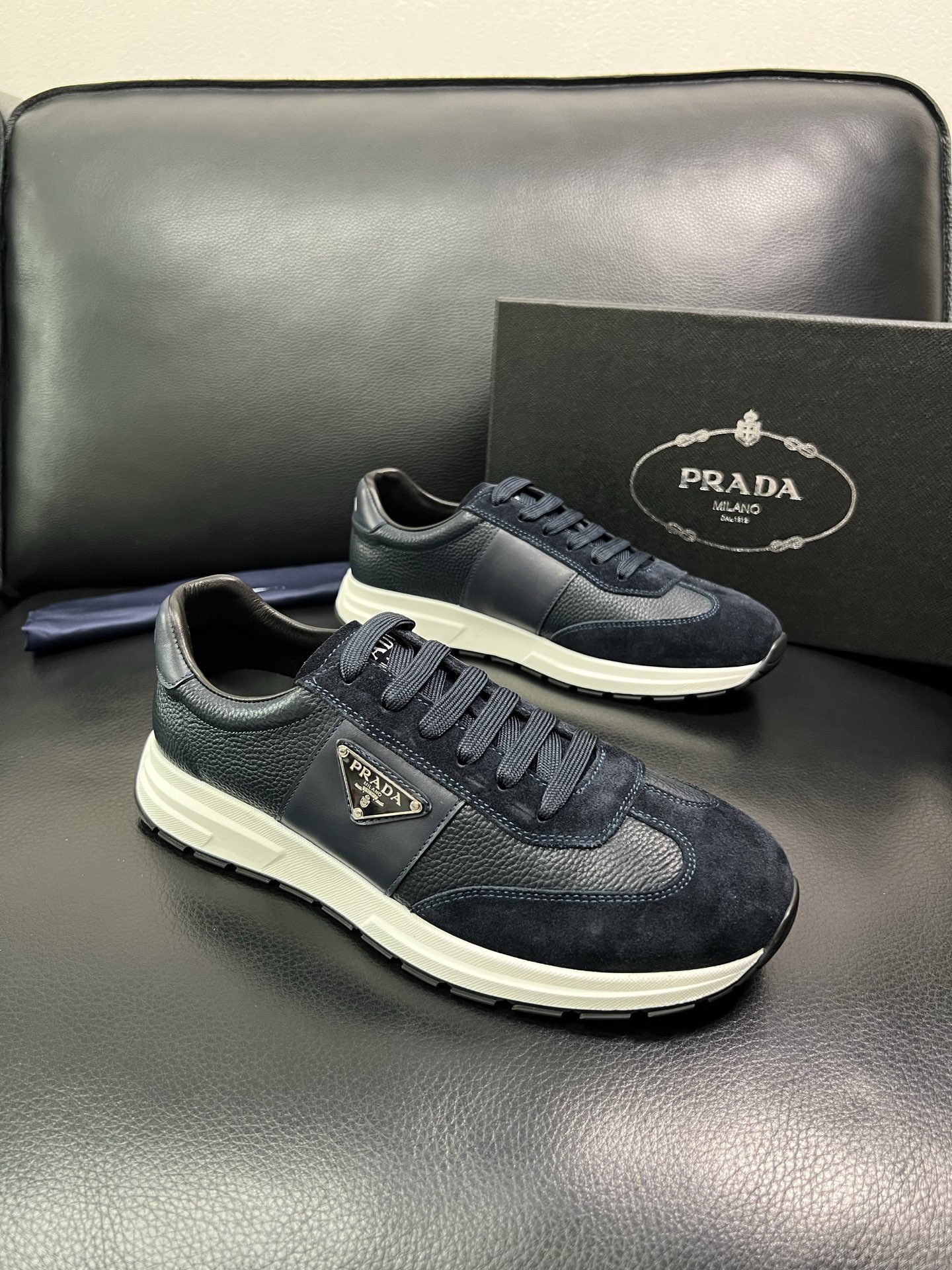 Prada 顶级工艺品，普拉达 专柜同步，原厂配置意大利进口牛皮面料，进口牛皮内里垫，透气舒适，鞋底：原
