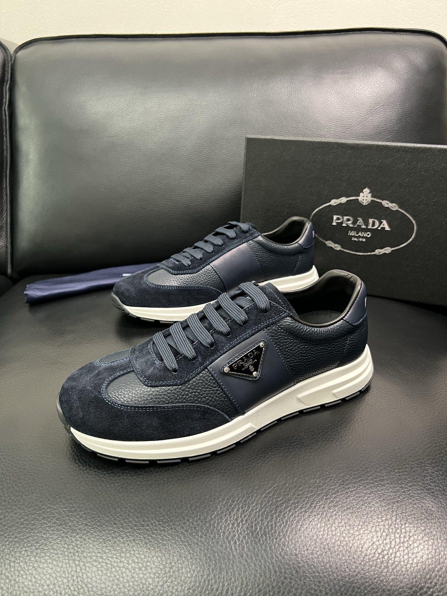 Prada 顶级工艺品，普拉达 专柜同步，原厂配置意大利进口牛皮面料，进口牛皮内里垫，透气舒适，鞋底：原