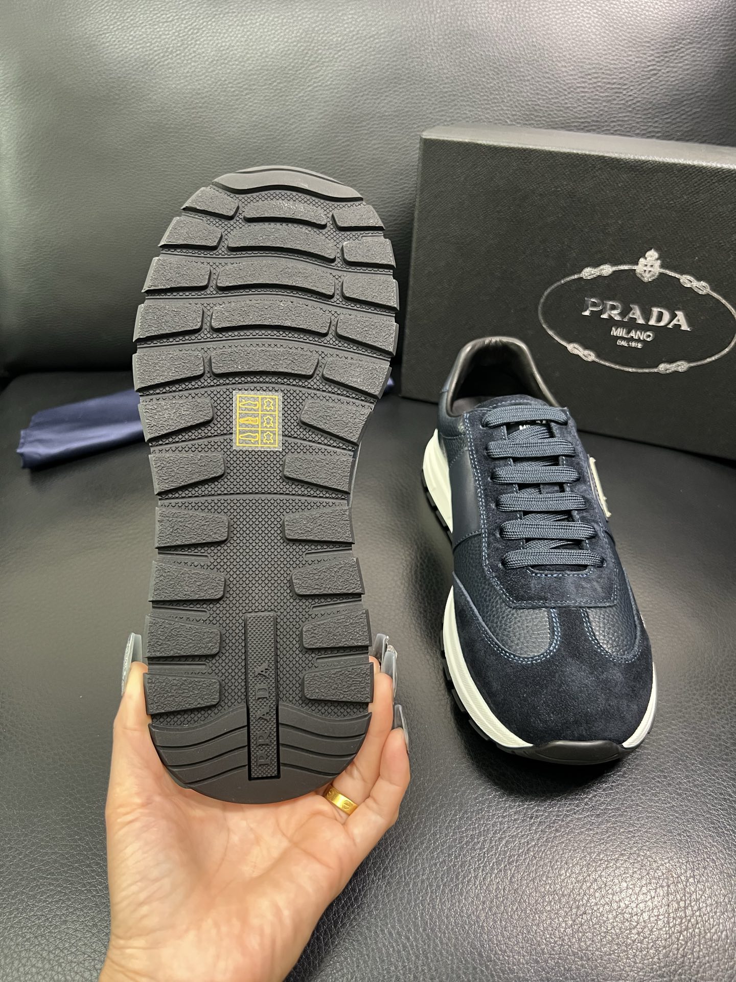 Prada 顶级工艺品，普拉达 专柜同步，原厂配置意大利进口牛皮面料，进口牛皮内里垫，透气舒适，鞋底：原
