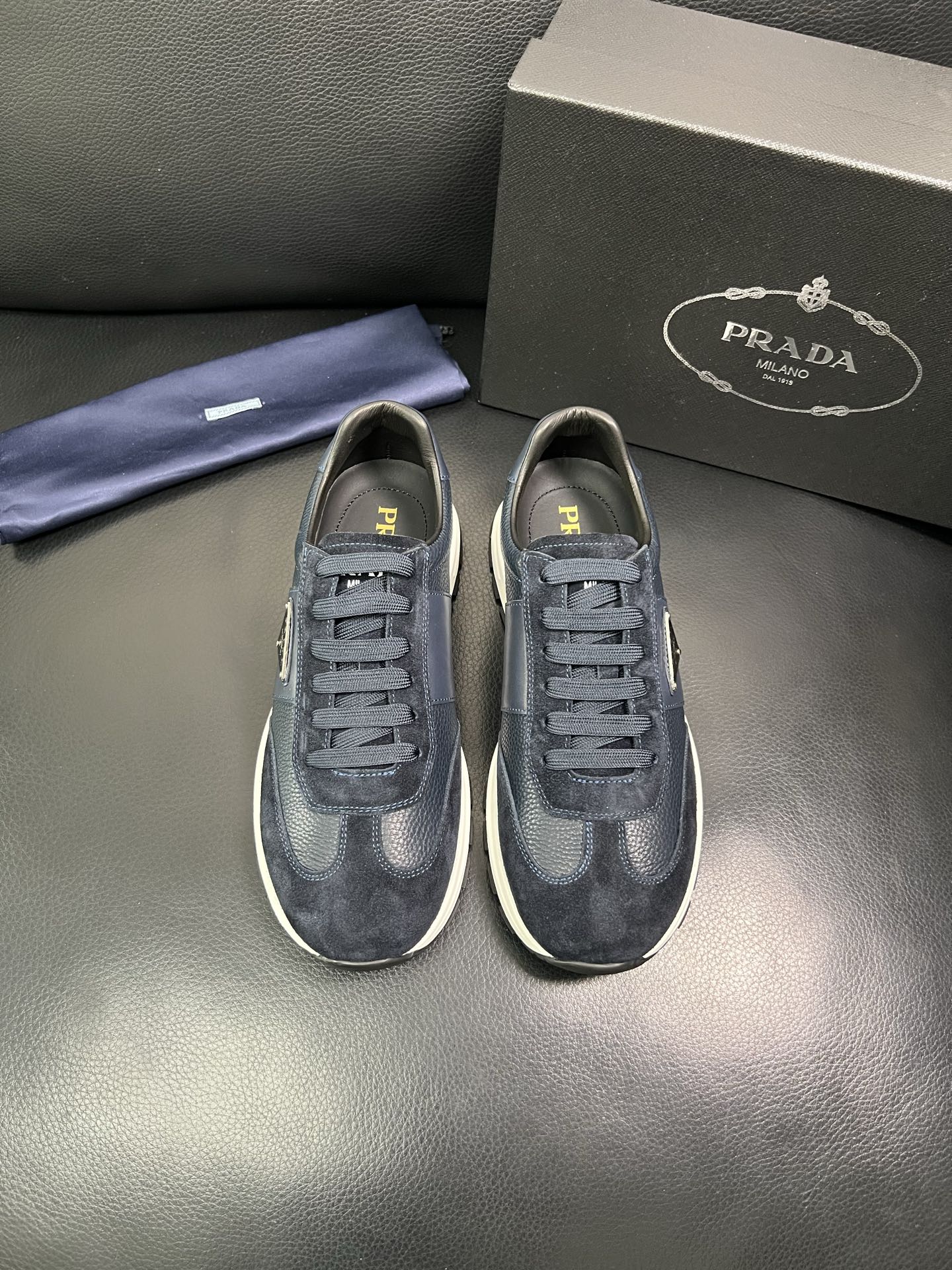 Prada 顶级工艺品，普拉达 专柜同步，原厂配置意大利进口牛皮面料，进口牛皮内里垫，透气舒适，鞋底：原