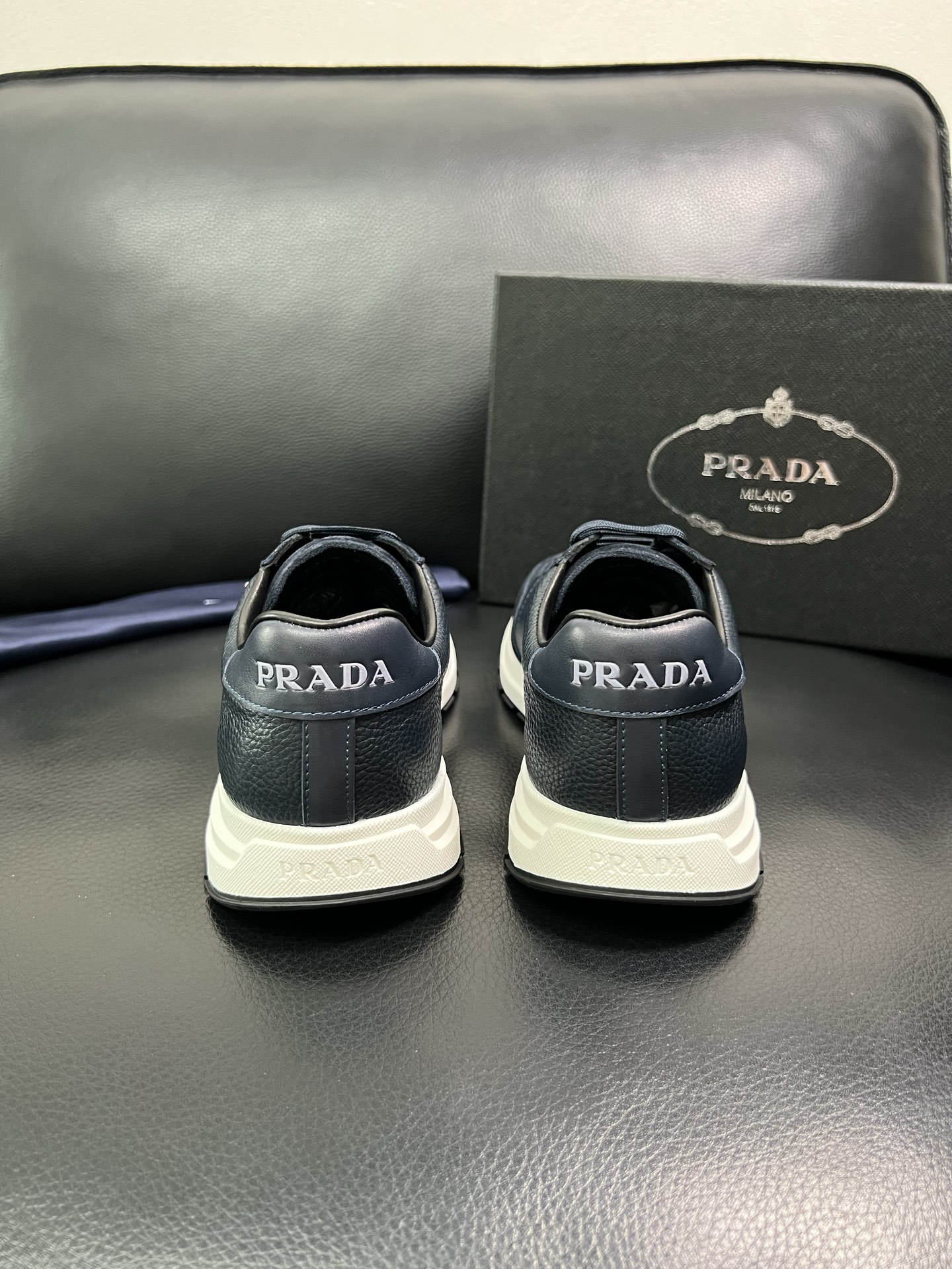 Prada 顶级工艺品，普拉达 专柜同步，原厂配置意大利进口牛皮面料，进口牛皮内里垫，透气舒适，鞋底：原
