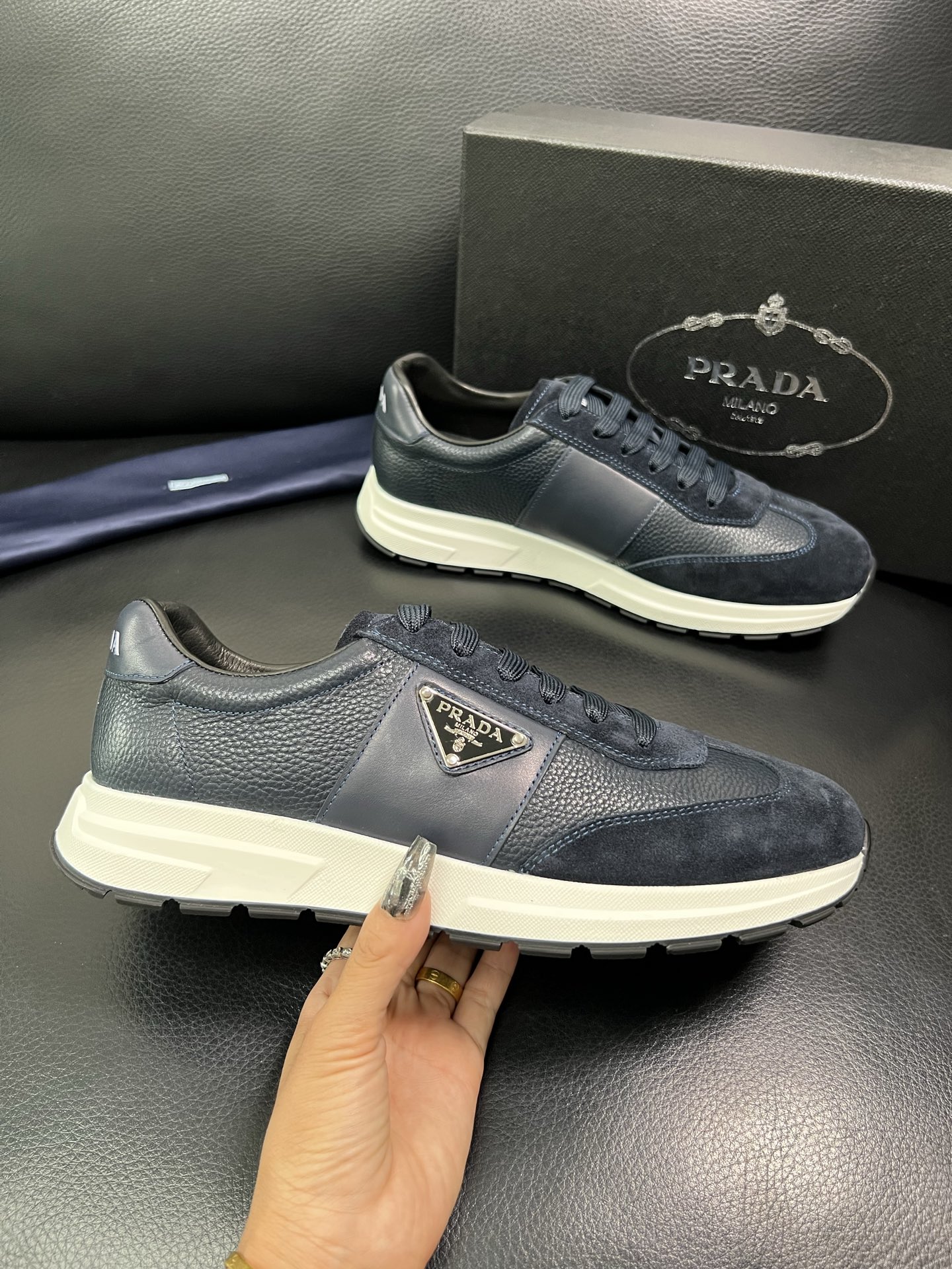 Prada 顶级工艺品，普拉达 专柜同步，原厂配置意大利进口牛皮面料，进口牛皮内里垫，透气舒适，鞋底：原