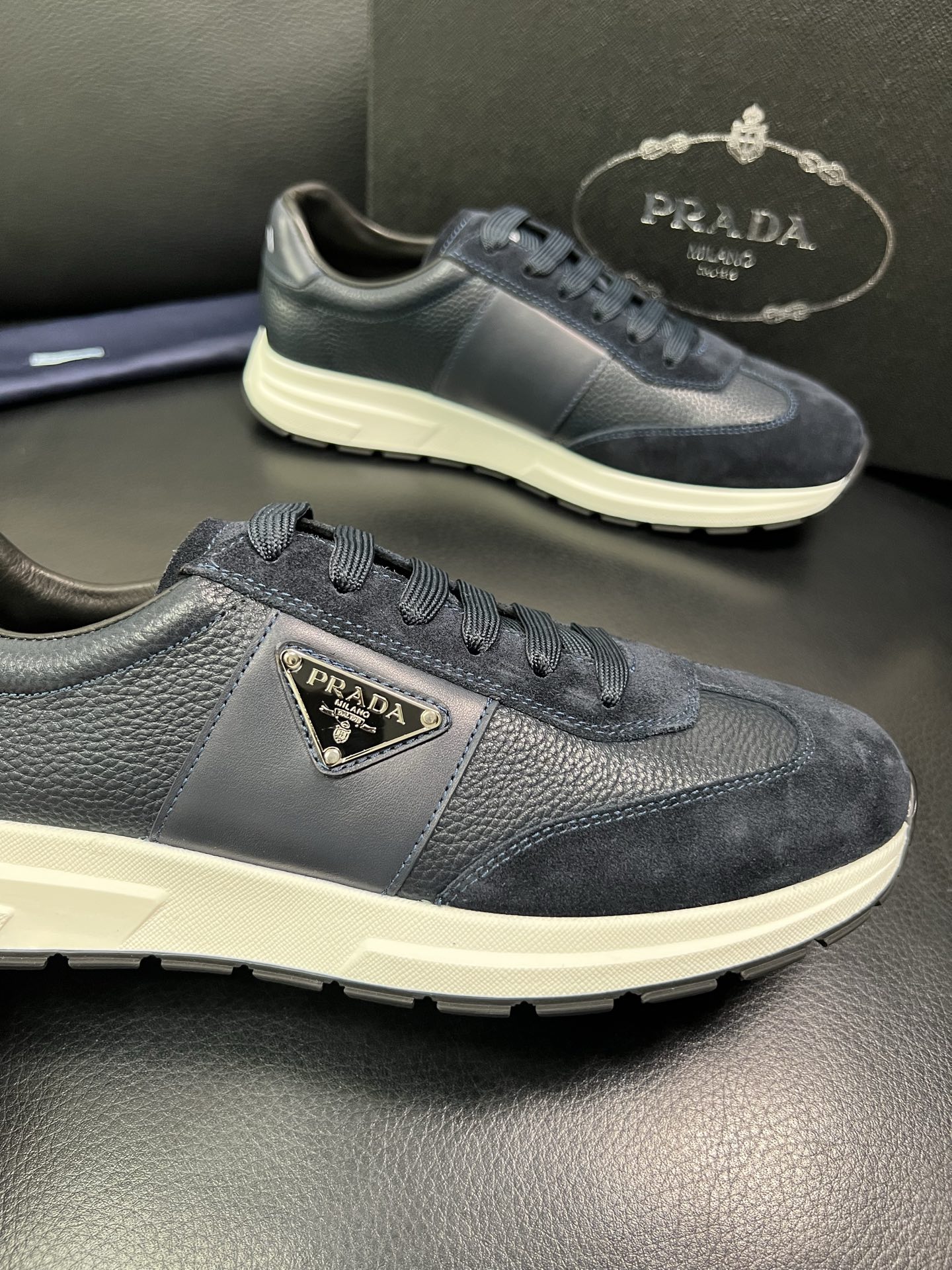 Prada 顶级工艺品，普拉达 专柜同步，原厂配置意大利进口牛皮面料，进口牛皮内里垫，透气舒适，鞋底：原