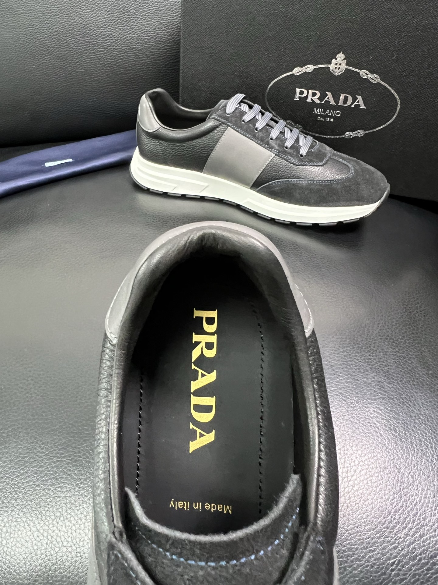 Prada 顶级工艺品，普拉达 专柜同步，原厂配置意大利进口牛皮面料，进口牛皮内里垫，透气舒适，鞋底：原