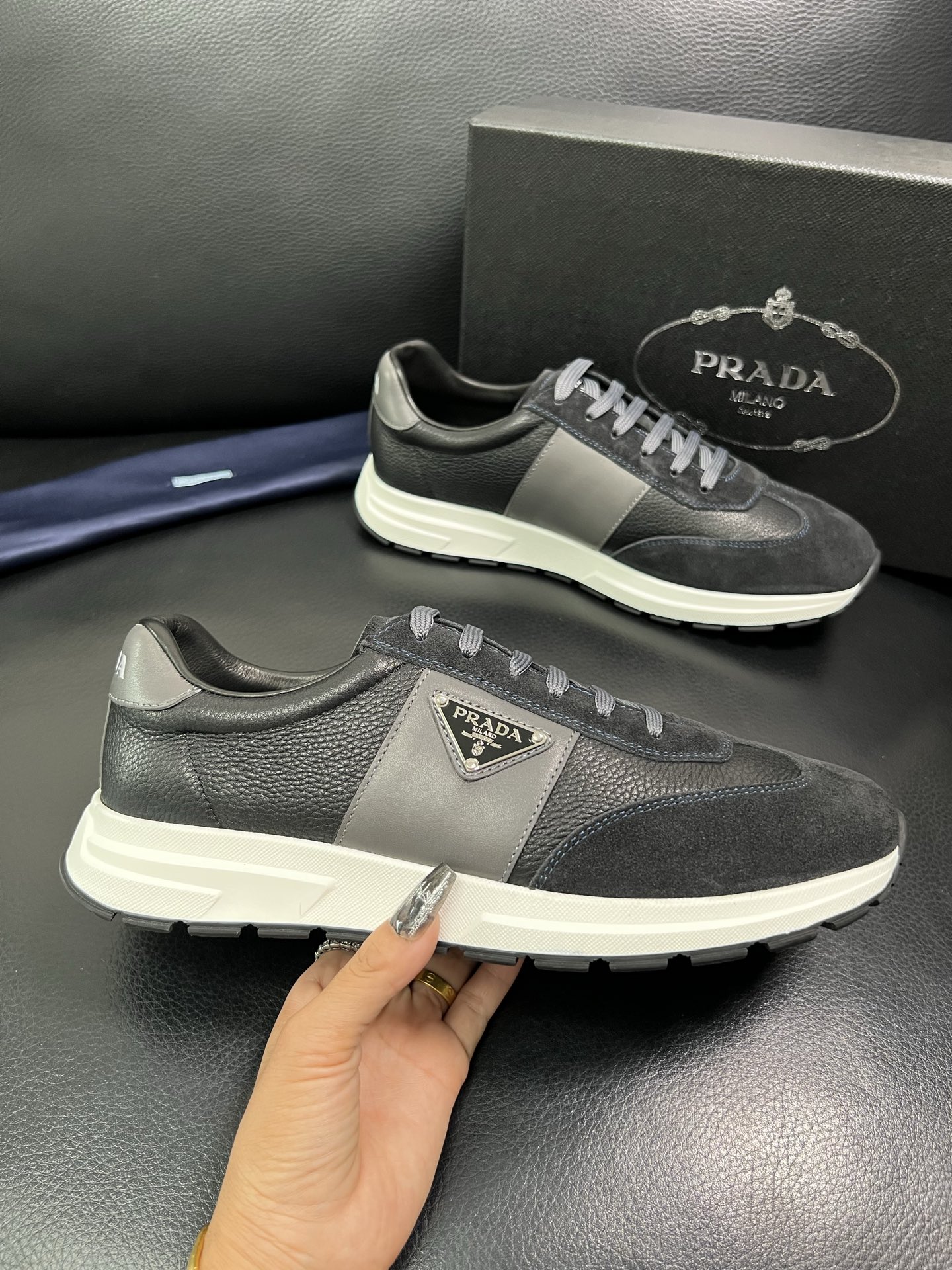 Prada 顶级工艺品，普拉达 专柜同步，原厂配置意大利进口牛皮面料，进口牛皮内里垫，透气舒适，鞋底：原