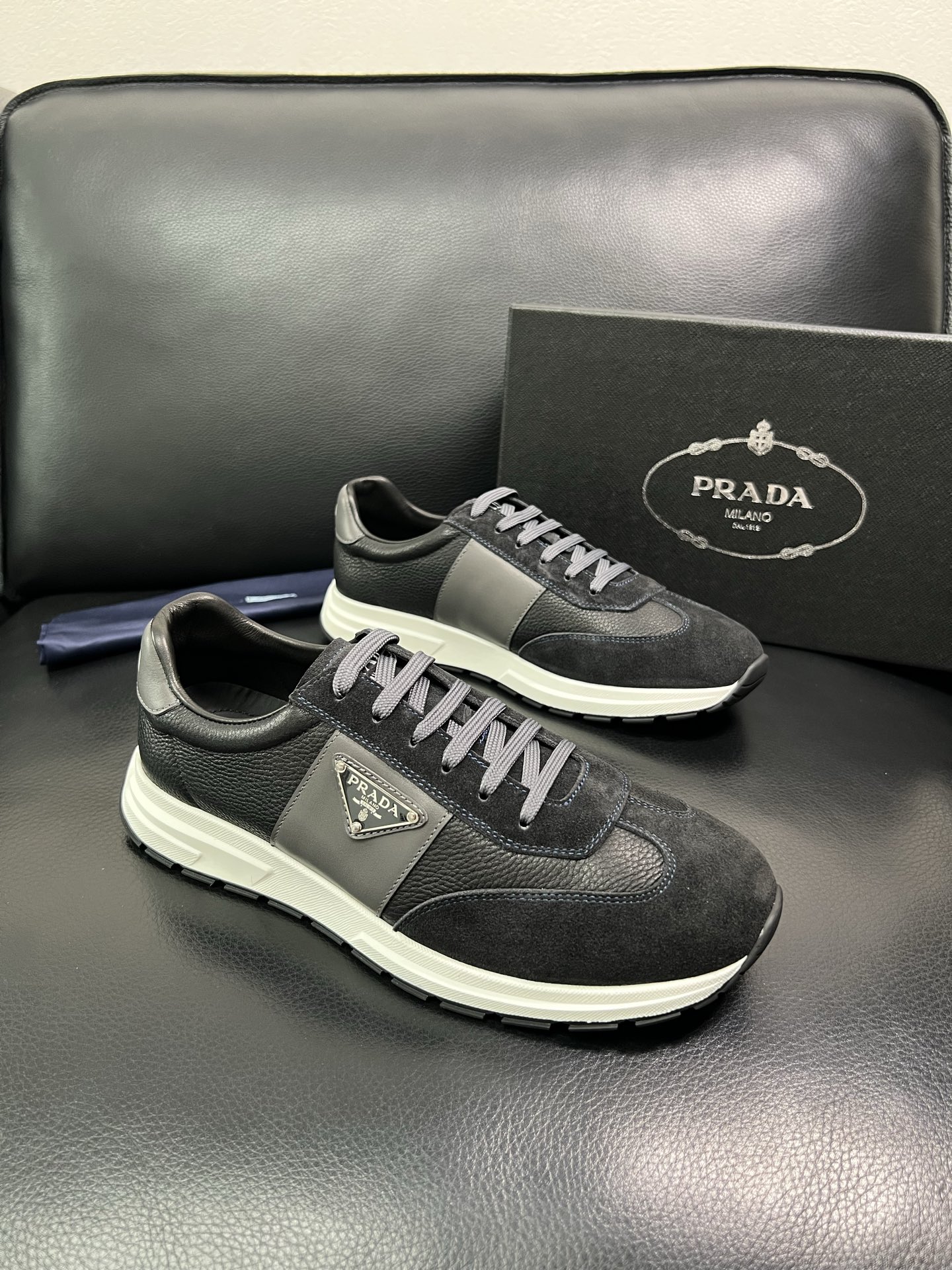 Prada 顶级工艺品，普拉达 专柜同步，原厂配置意大利进口牛皮面料，进口牛皮内里垫，透气舒适，鞋底：原