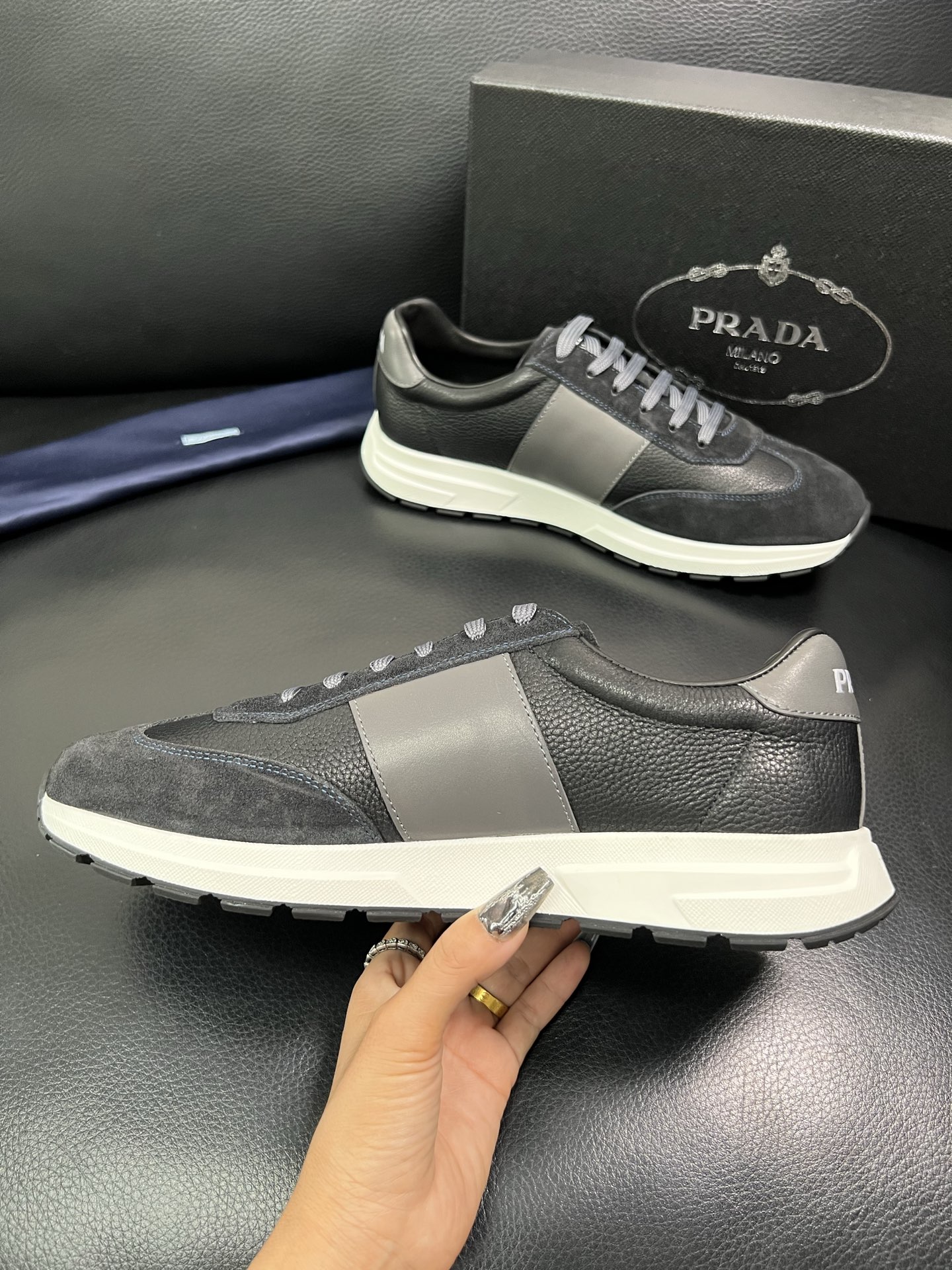 Prada 顶级工艺品，普拉达 专柜同步，原厂配置意大利进口牛皮面料，进口牛皮内里垫，透气舒适，鞋底：原
