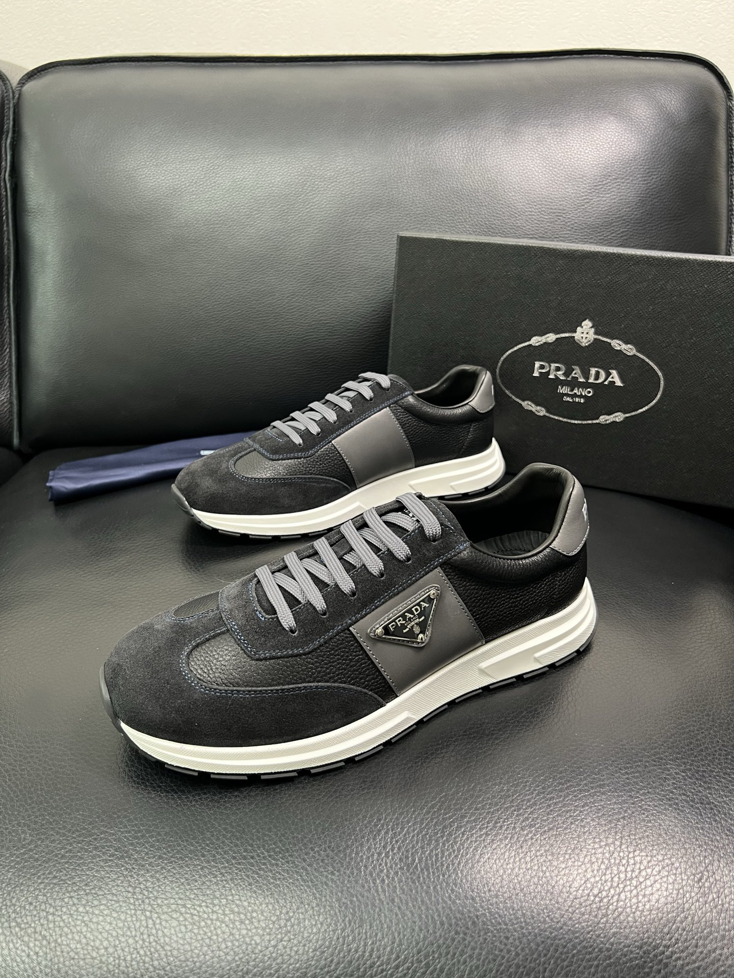 Prada 顶级工艺品，普拉达 专柜同步，原厂配置意大利进口牛皮面料，进口牛皮内里垫，透气舒适，鞋底：原