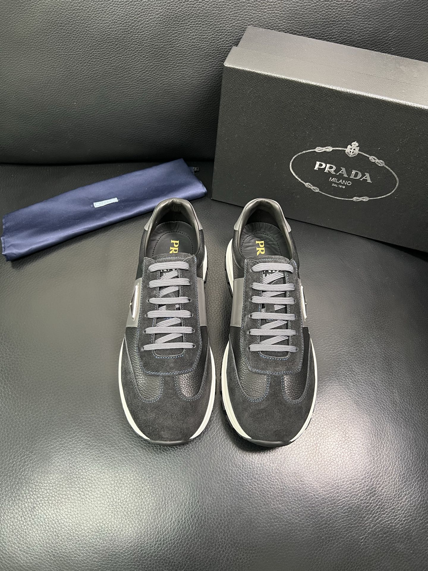 Prada 顶级工艺品，普拉达 专柜同步，原厂配置意大利进口牛皮面料，进口牛皮内里垫，透气舒适，鞋底：原