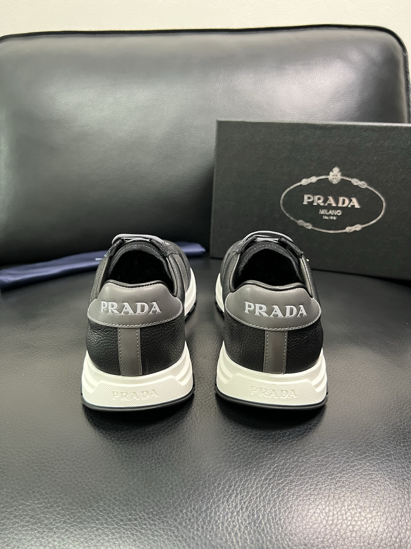 Prada 顶级工艺品，普拉达 专柜同步，原厂配置意大利进口牛皮面料，进口牛皮内里垫，透气舒适，鞋底：原
