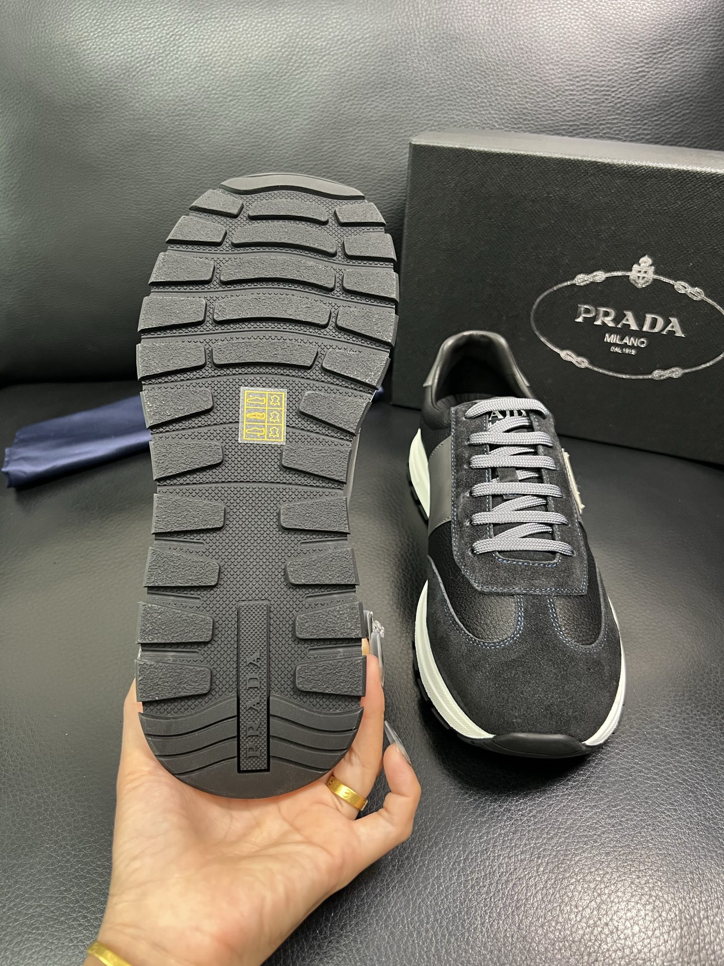 Prada 顶级工艺品，普拉达 专柜同步，原厂配置意大利进口牛皮面料，进口牛皮内里垫，透气舒适，鞋底：原