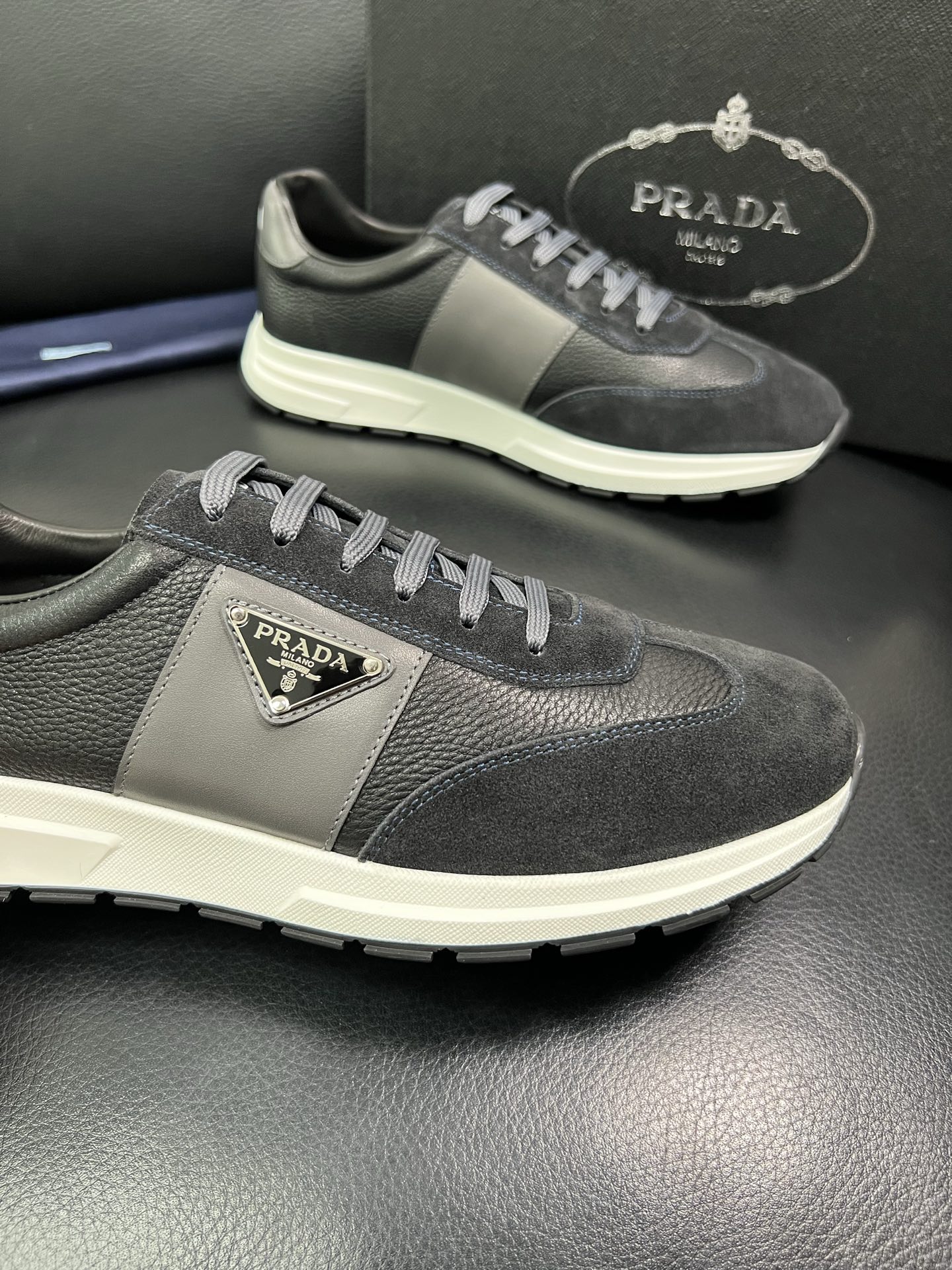 Prada 顶级工艺品，普拉达 专柜同步，原厂配置意大利进口牛皮面料，进口牛皮内里垫，透气舒适，鞋底：原