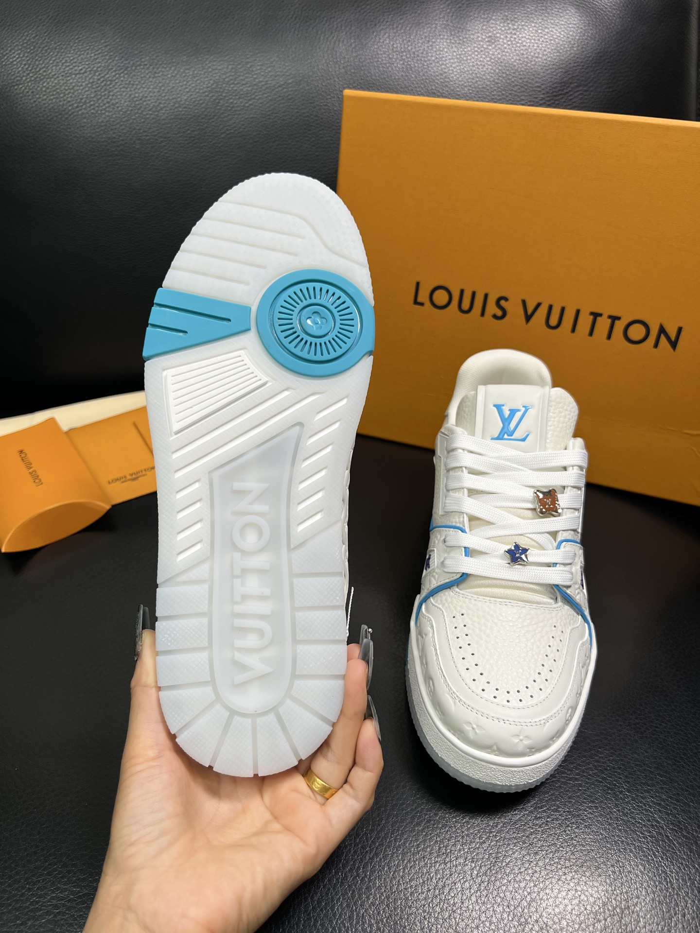 Lv 顶级工艺品 路易威登，运动板鞋专柜同步，鞋面意大利进口，高品质拼接缤纷色彩复杂工艺品，进口网布里垫