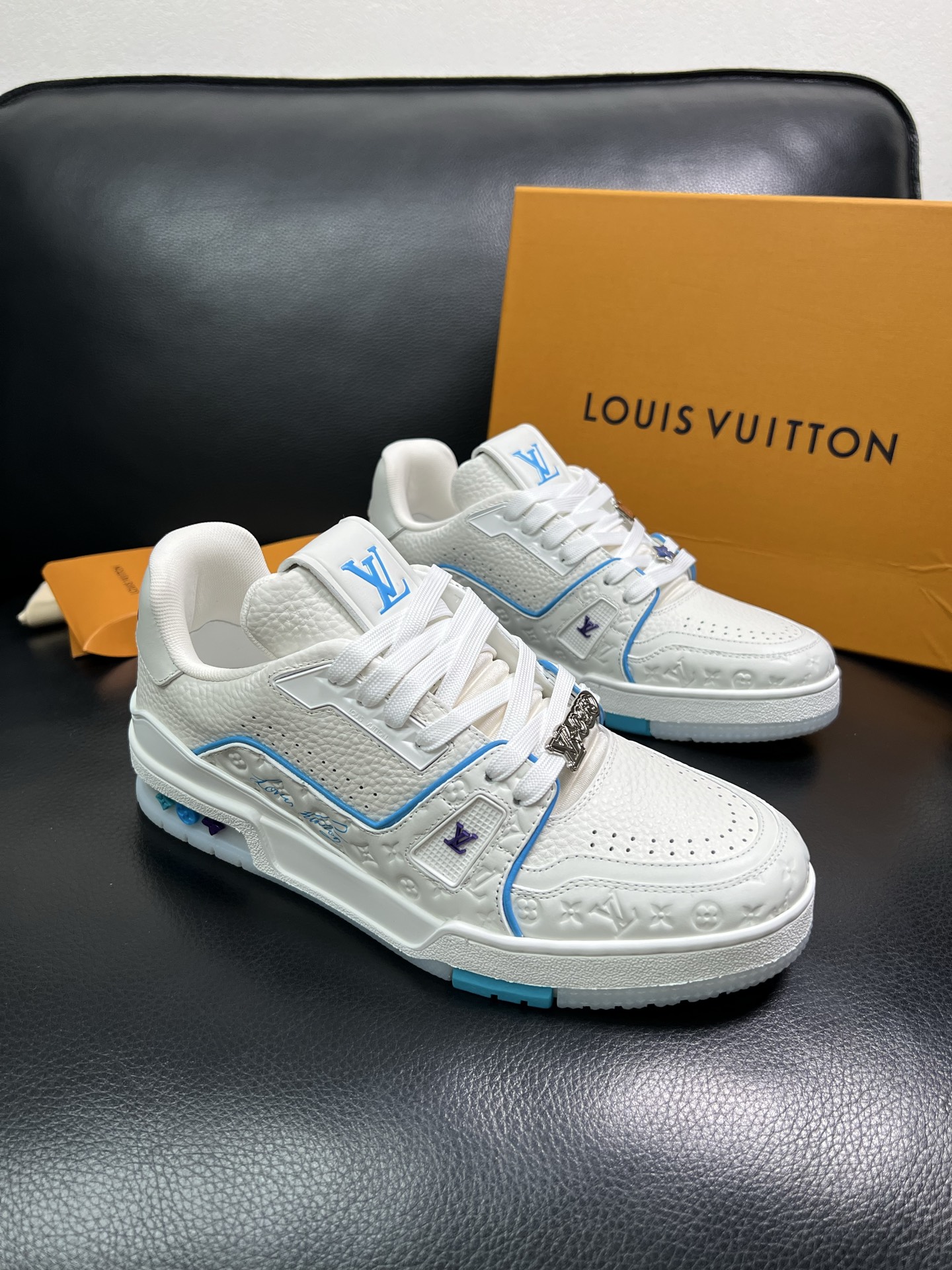Lv 顶级工艺品 路易威登，运动板鞋专柜同步，鞋面意大利进口，高品质拼接缤纷色彩复杂工艺品，进口网布里垫