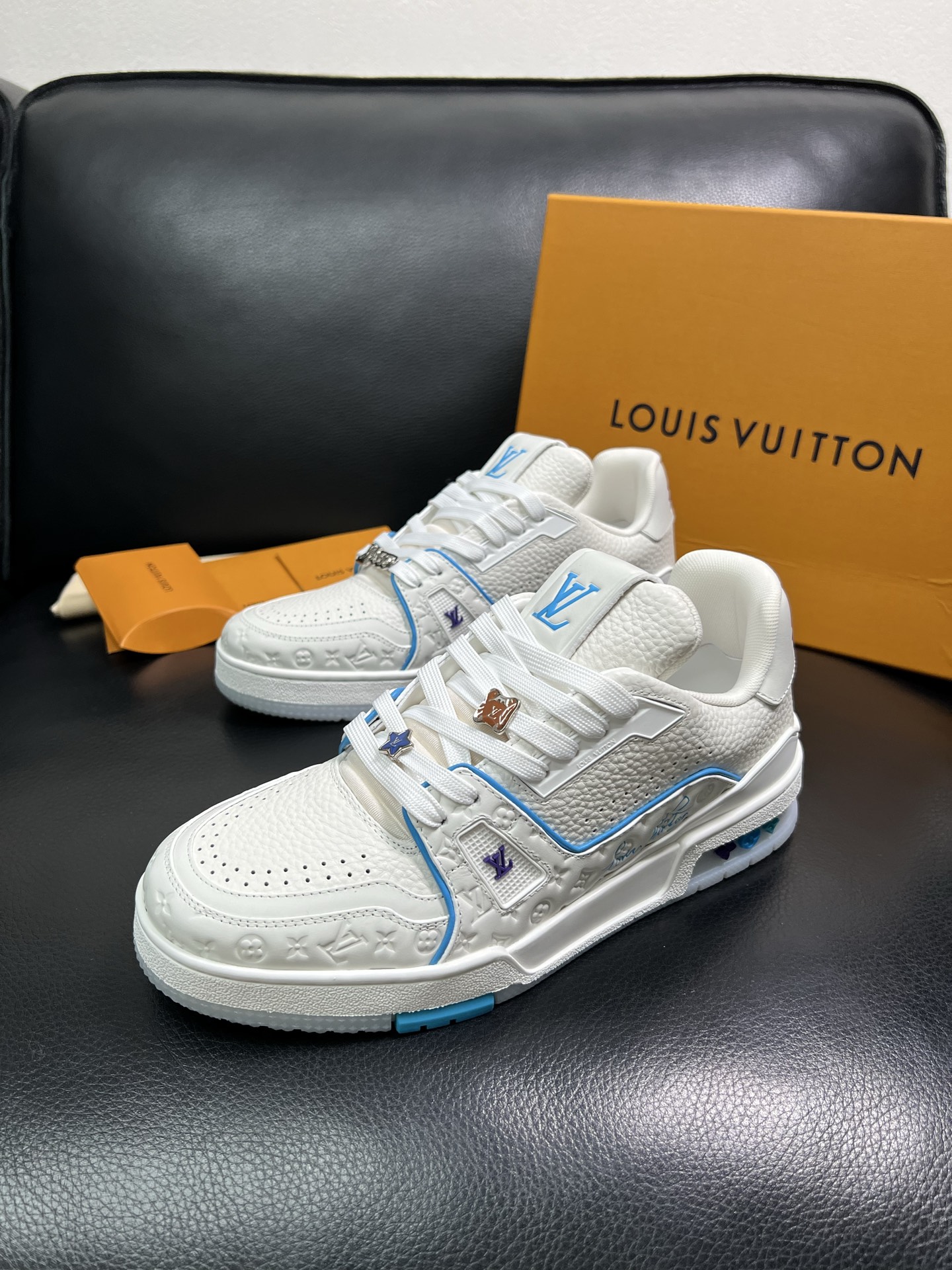 Lv 顶级工艺品 路易威登，运动板鞋专柜同步，鞋面意大利进口，高品质拼接缤纷色彩复杂工艺品，进口网布里垫