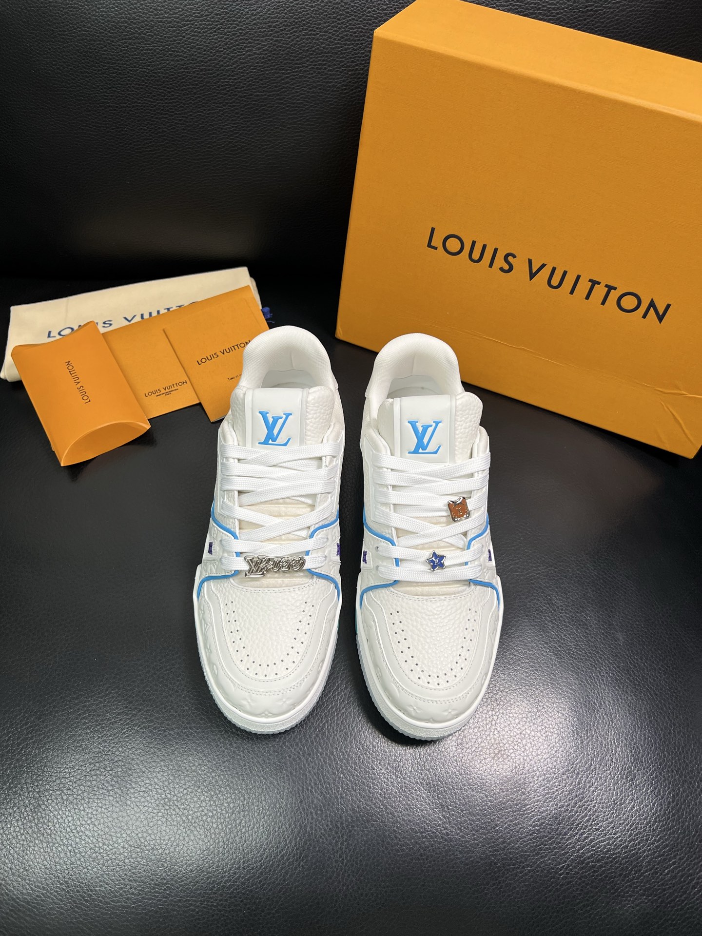 Lv 顶级工艺品 路易威登，运动板鞋专柜同步，鞋面意大利进口，高品质拼接缤纷色彩复杂工艺品，进口网布里垫