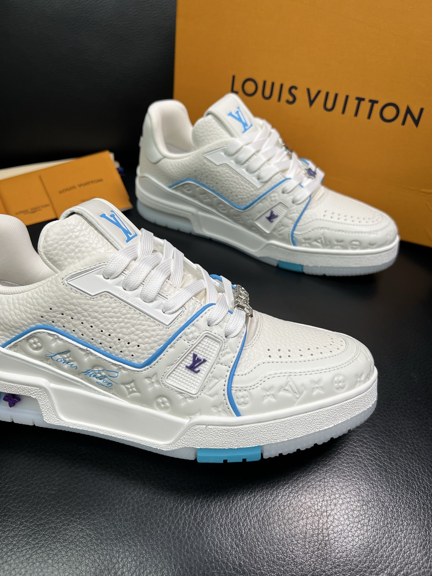 Lv 顶级工艺品 路易威登，运动板鞋专柜同步，鞋面意大利进口，高品质拼接缤纷色彩复杂工艺品，进口网布里垫