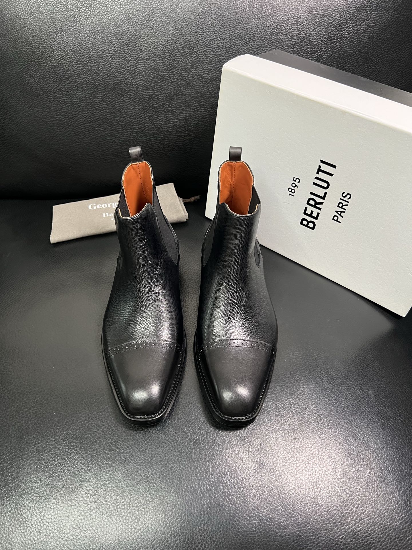Berluti 顶级代购 布鲁提 专柜同步发售原厂配置，意大利进口牛皮面料，全进口水染牛皮里垫，鞋底：原