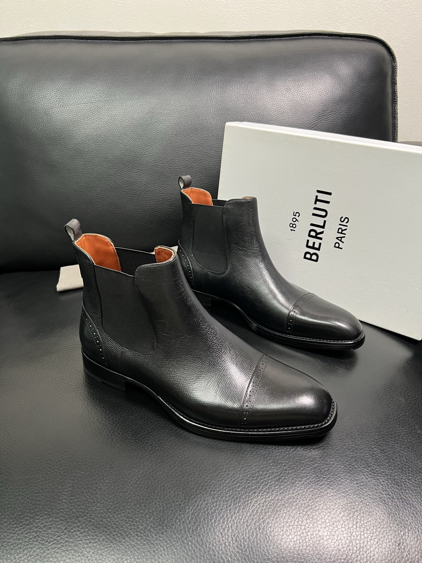 Berluti 顶级代购 布鲁提 专柜同步发售原厂配置，意大利进口牛皮面料，全进口水染牛皮里垫，鞋底：原
