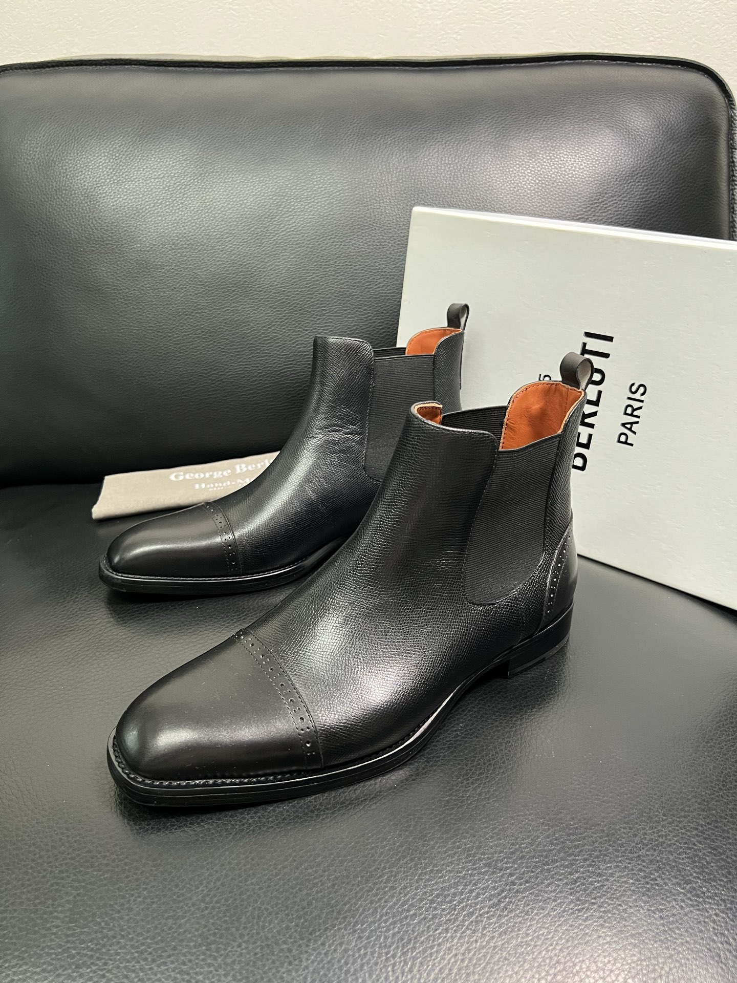 Berluti 顶级代购 布鲁提 专柜同步发售原厂配置，意大利进口牛皮面料，全进口水染牛皮里垫，鞋底：原