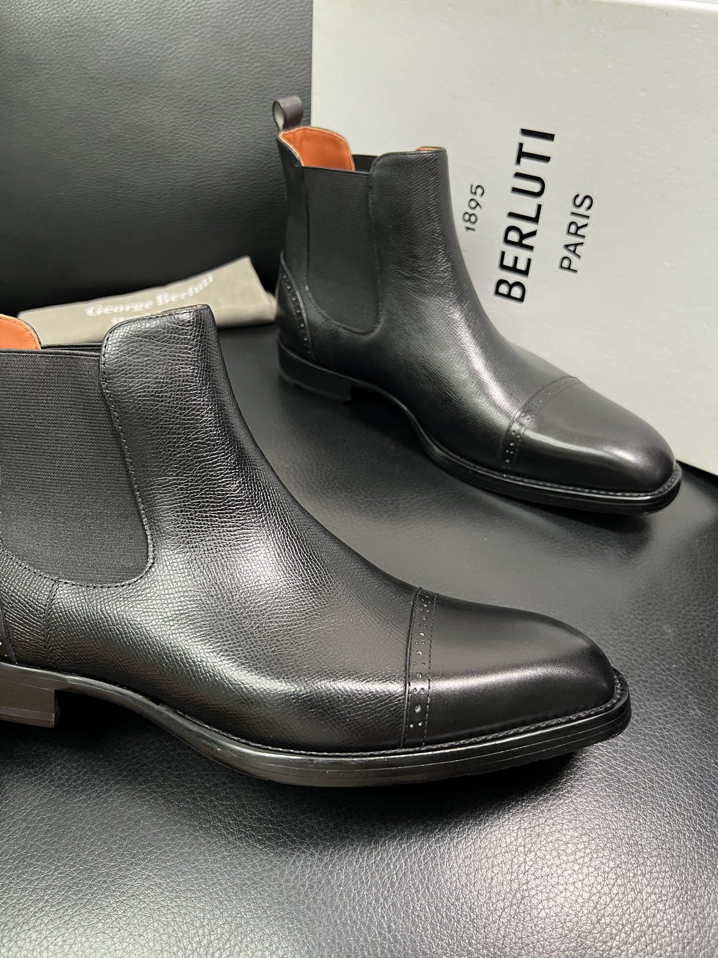 Berluti 顶级代购 布鲁提 专柜同步发售原厂配置，意大利进口牛皮面料，全进口水染牛皮里垫，鞋底：原