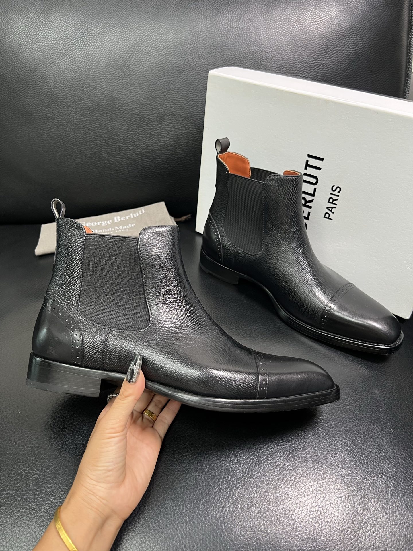 Berluti 顶级代购 布鲁提 专柜同步发售原厂配置，意大利进口牛皮面料，全进口水染牛皮里垫，鞋底：原