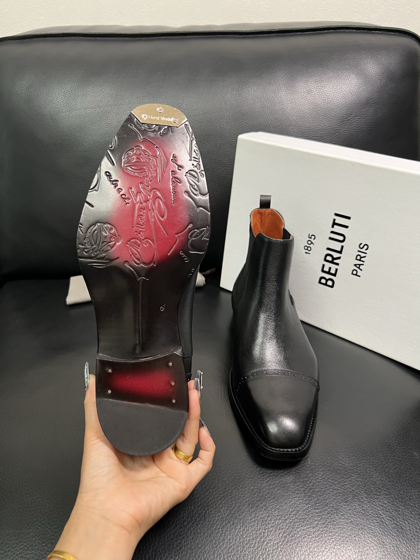 Berluti 顶级代购 布鲁提 专柜同步发售原厂配置，意大利进口牛皮面料，全进口水染牛皮里垫，鞋底：原