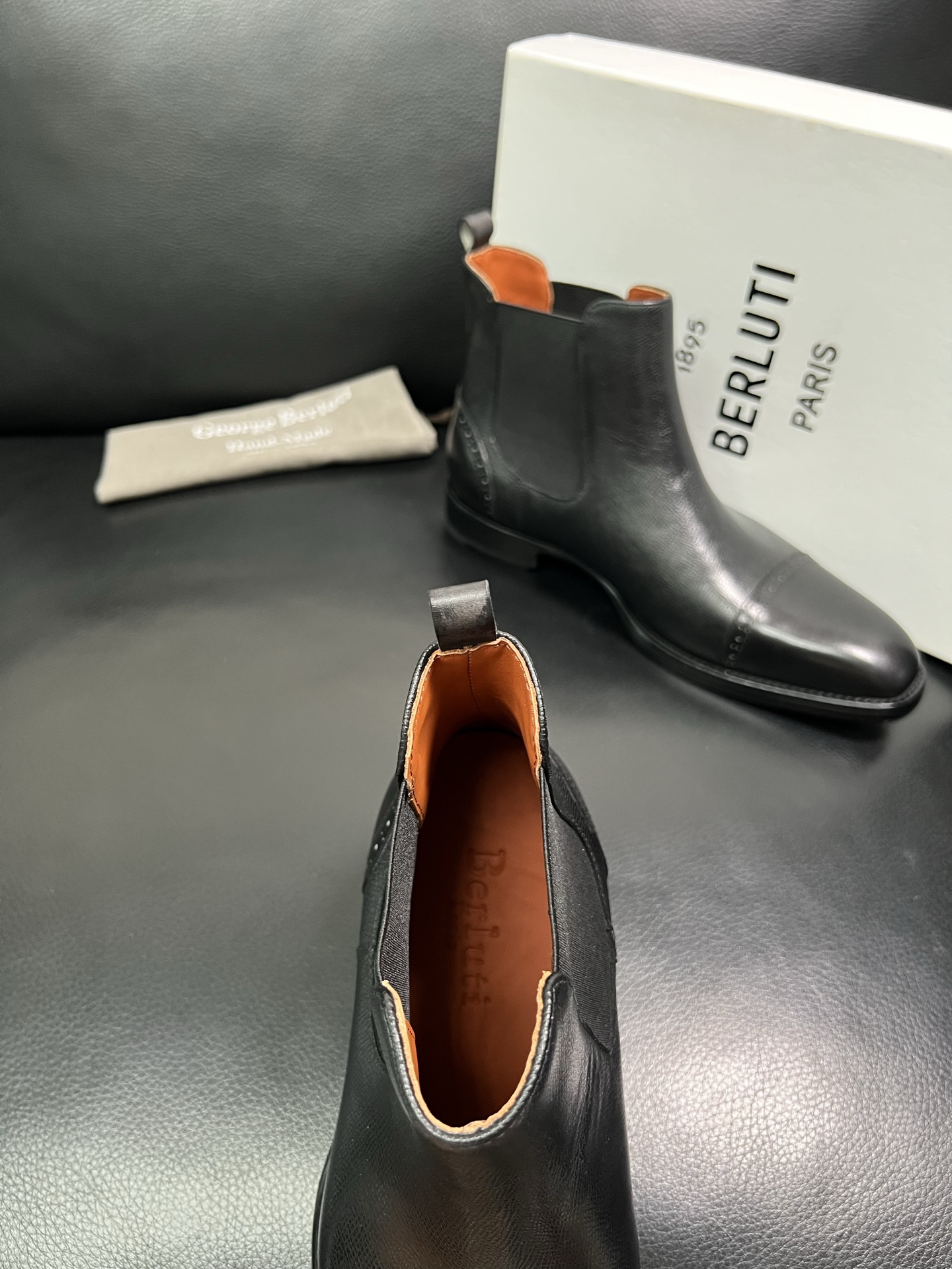 Berluti 顶级代购 布鲁提 专柜同步发售原厂配置，意大利进口牛皮面料，全进口水染牛皮里垫，鞋底：原