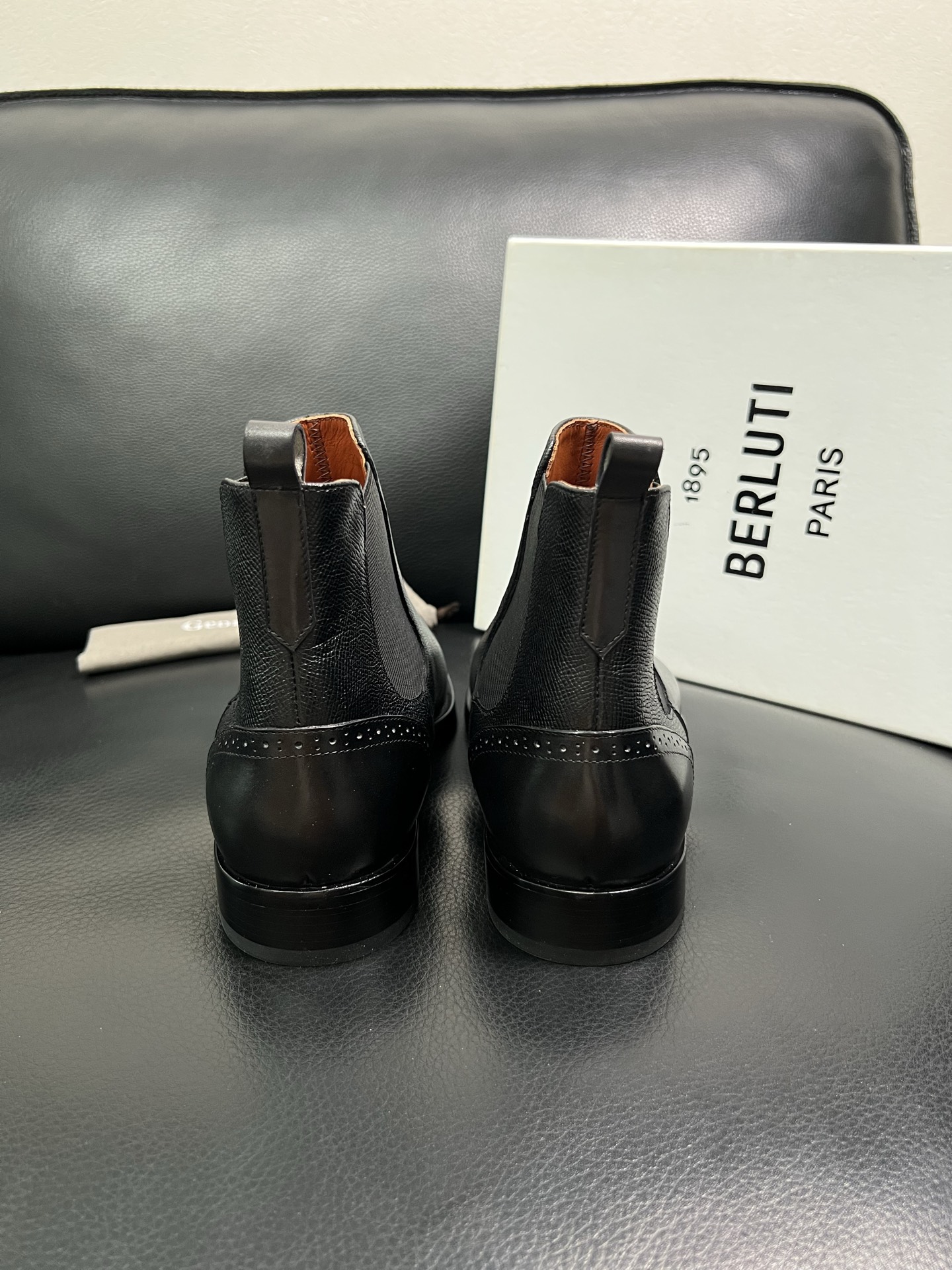 Berluti 顶级代购 布鲁提 专柜同步发售原厂配置，意大利进口牛皮面料，全进口水染牛皮里垫，鞋底：原