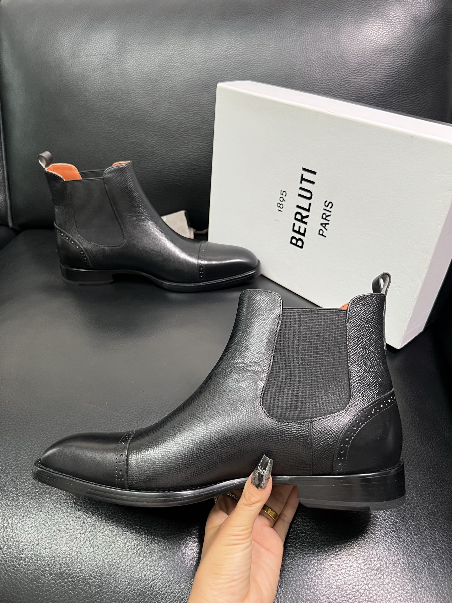 Berluti 顶级代购 布鲁提 专柜同步发售原厂配置，意大利进口牛皮面料，全进口水染牛皮里垫，鞋底：原