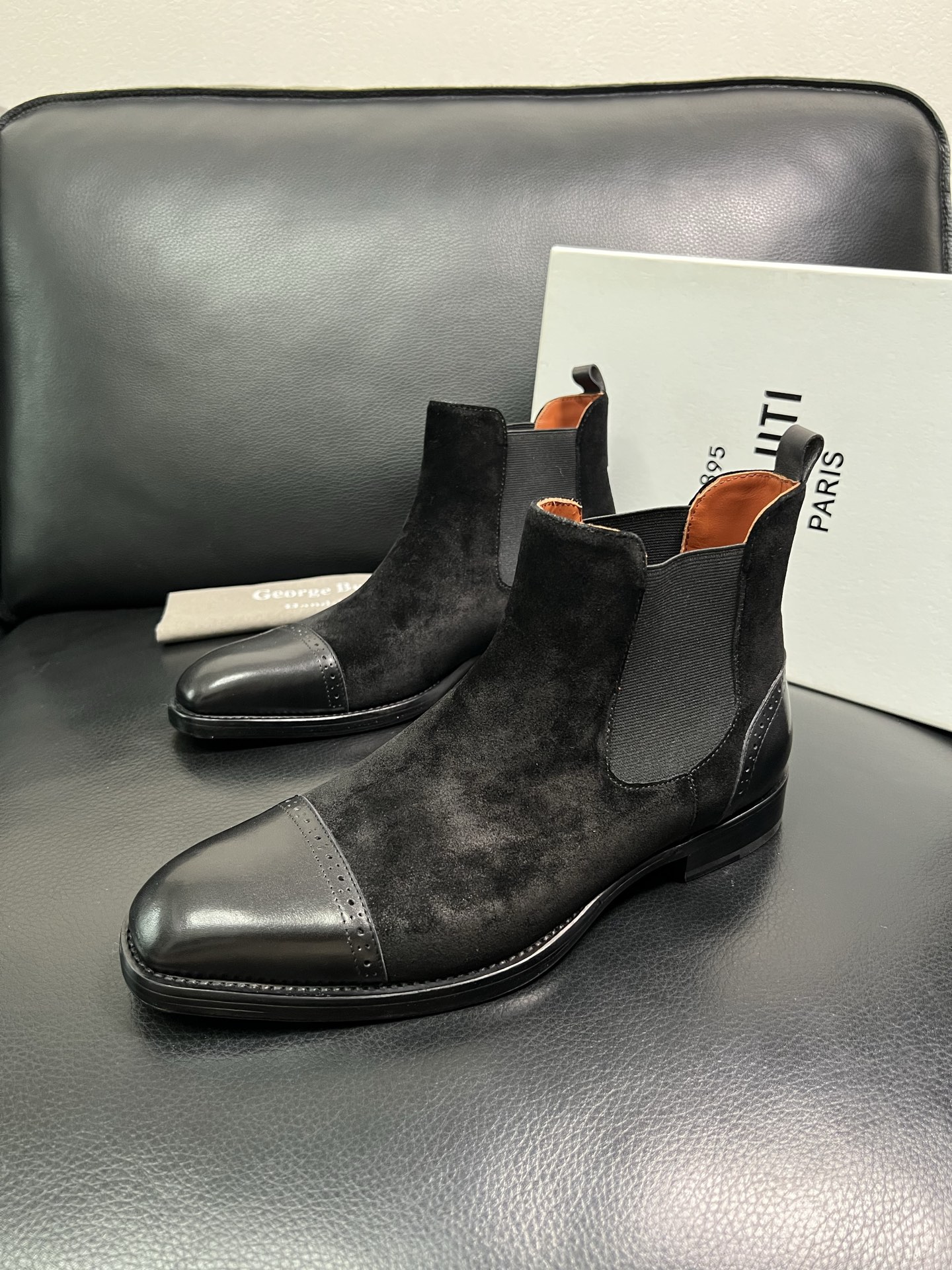 Berluti 顶级代购 布鲁提 专柜同步发售原厂配置，意大利进口牛皮面料，全进口水染牛皮里垫，鞋底：原