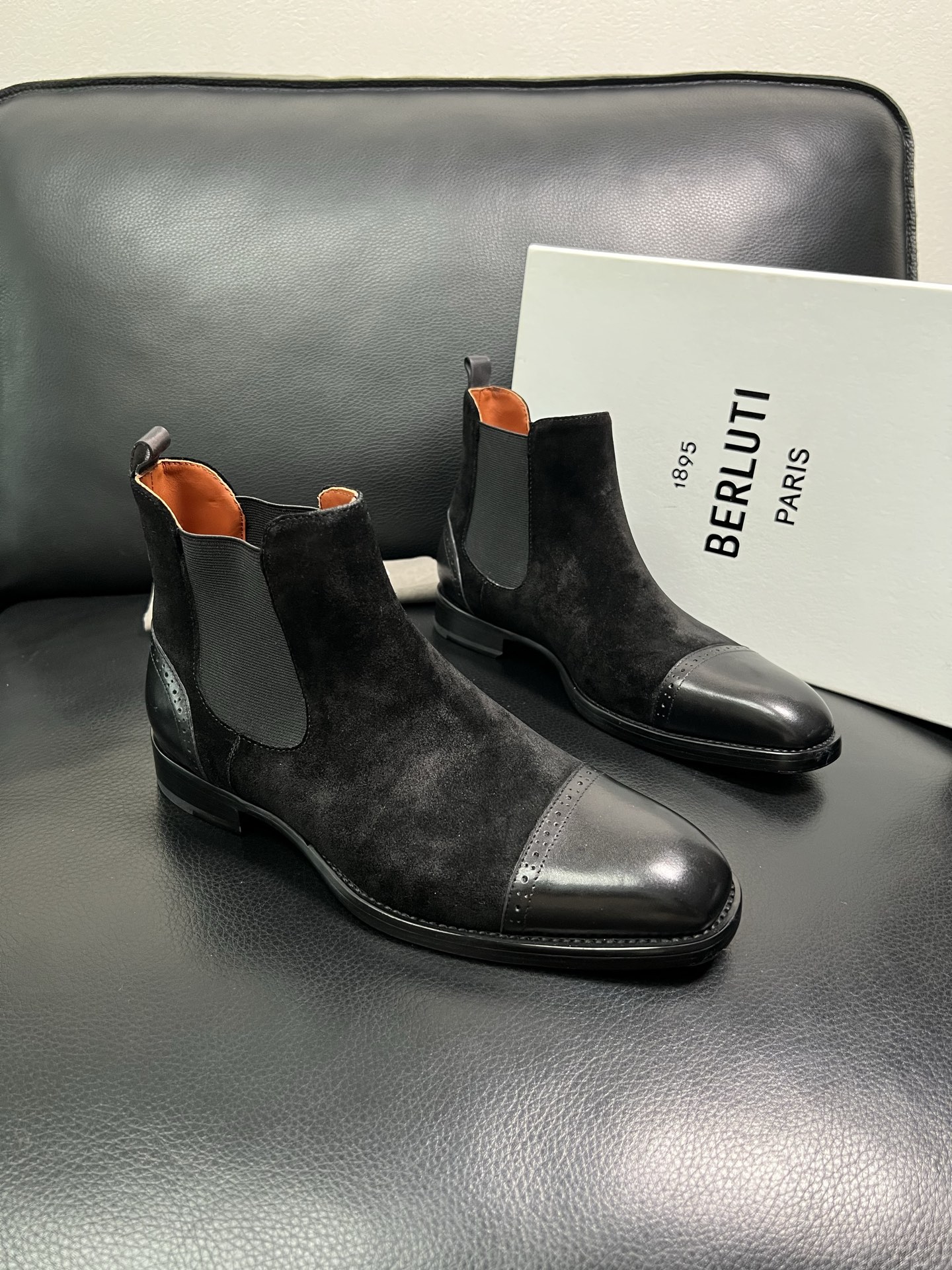 Berluti 顶级代购 布鲁提 专柜同步发售原厂配置，意大利进口牛皮面料，全进口水染牛皮里垫，鞋底：原
