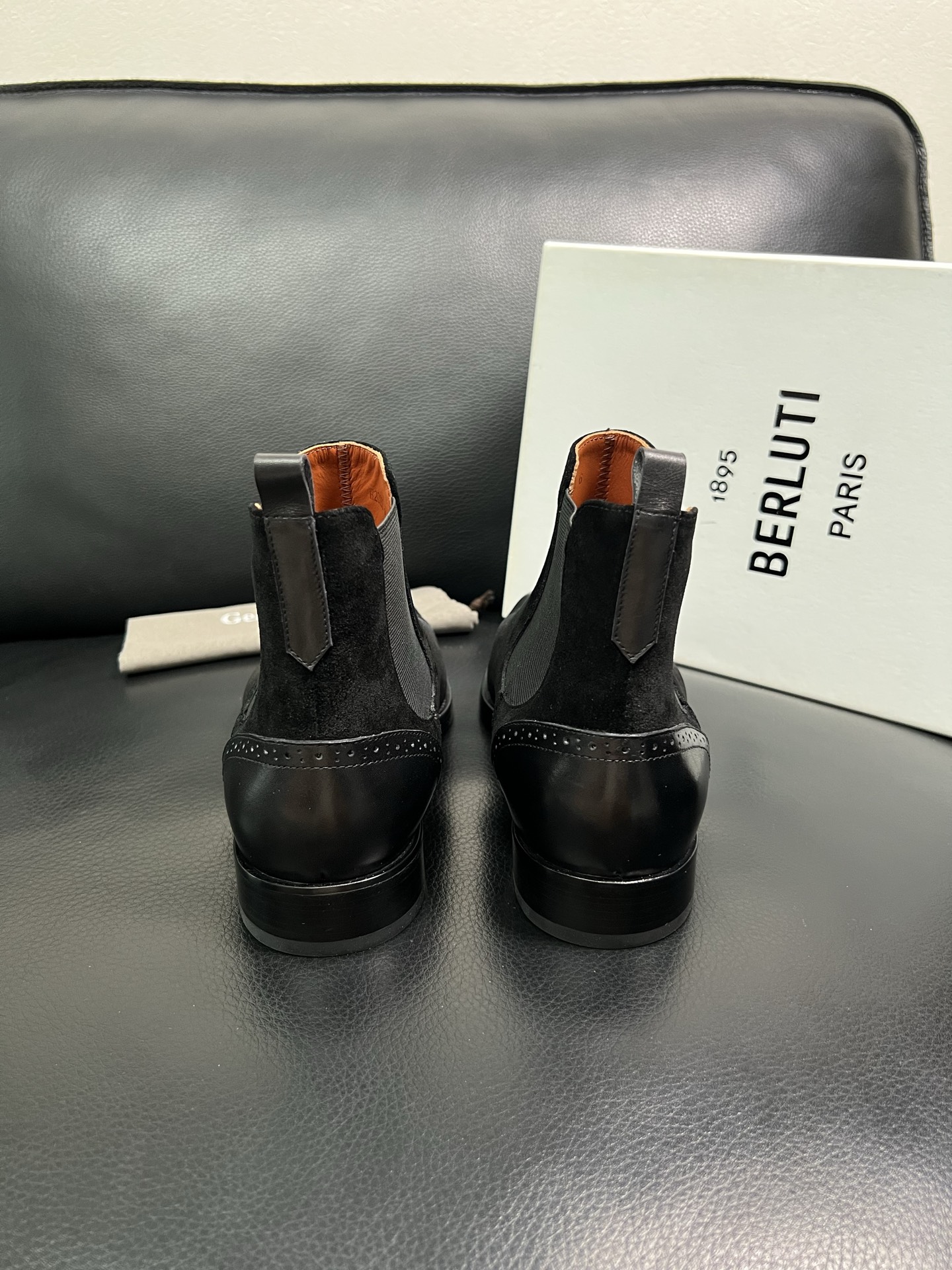 Berluti 顶级代购 布鲁提 专柜同步发售原厂配置，意大利进口牛皮面料，全进口水染牛皮里垫，鞋底：原