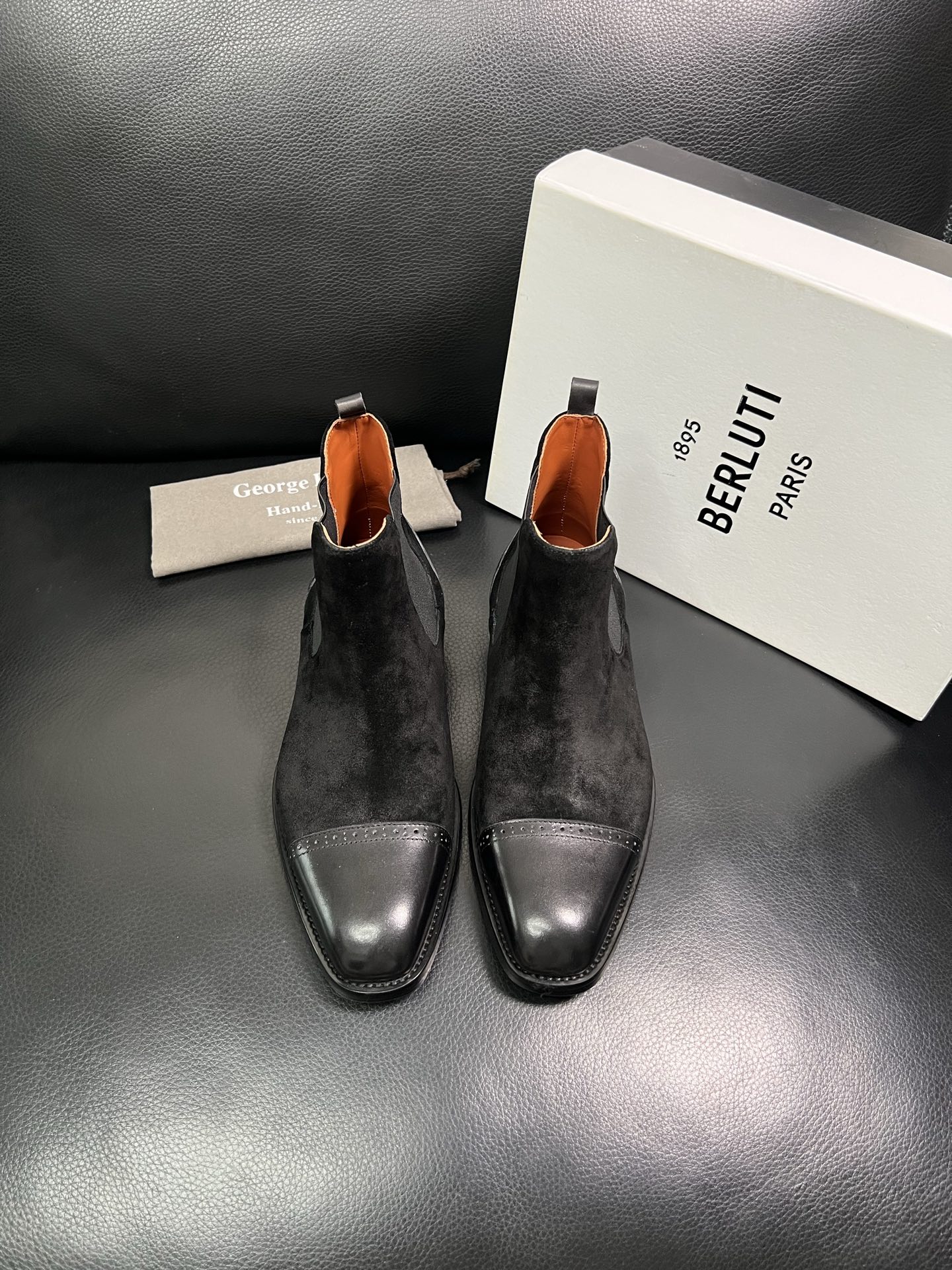 Berluti 顶级代购 布鲁提 专柜同步发售原厂配置，意大利进口牛皮面料，全进口水染牛皮里垫，鞋底：原