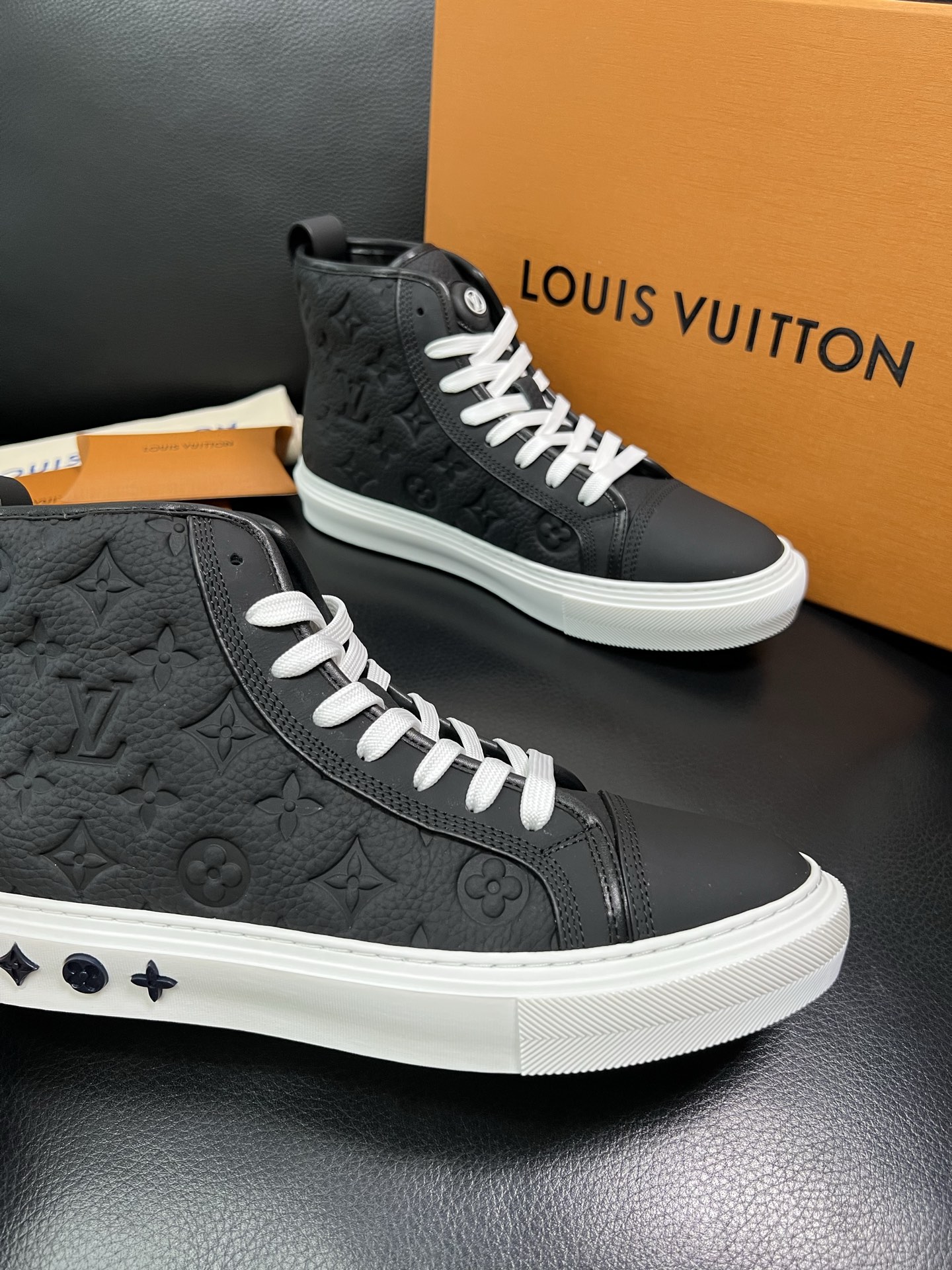 Lv 高品质 顶级工艺品 路易威登，专柜同步，鞋面意大利进口，高品质拼接缤纷色彩复杂工艺品，进口水染牛内