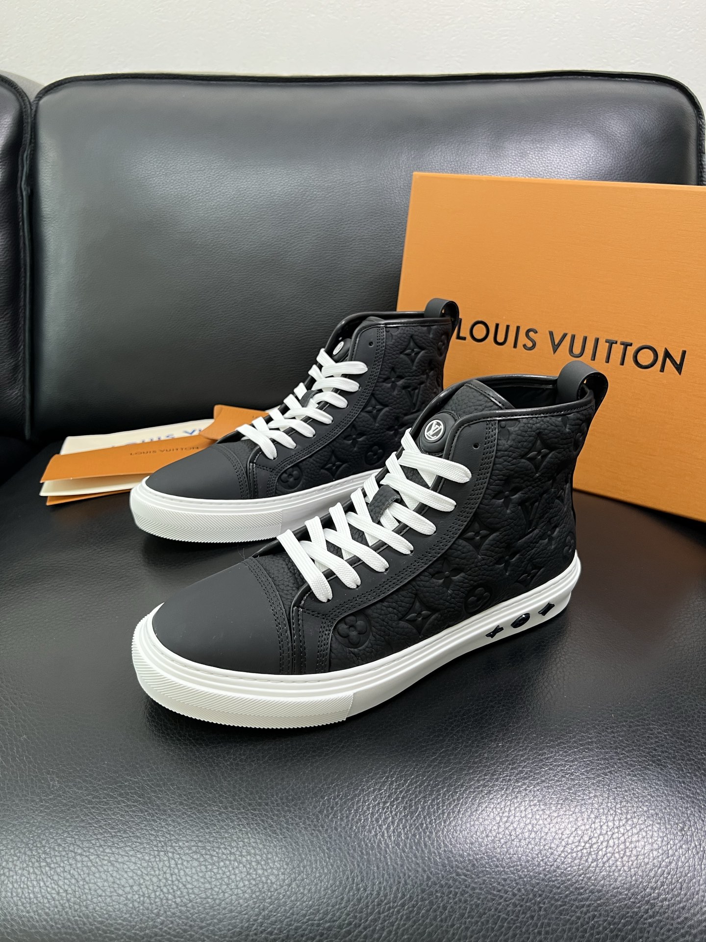 Lv 高品质 顶级工艺品 路易威登，专柜同步，鞋面意大利进口，高品质拼接缤纷色彩复杂工艺品，进口水染牛内