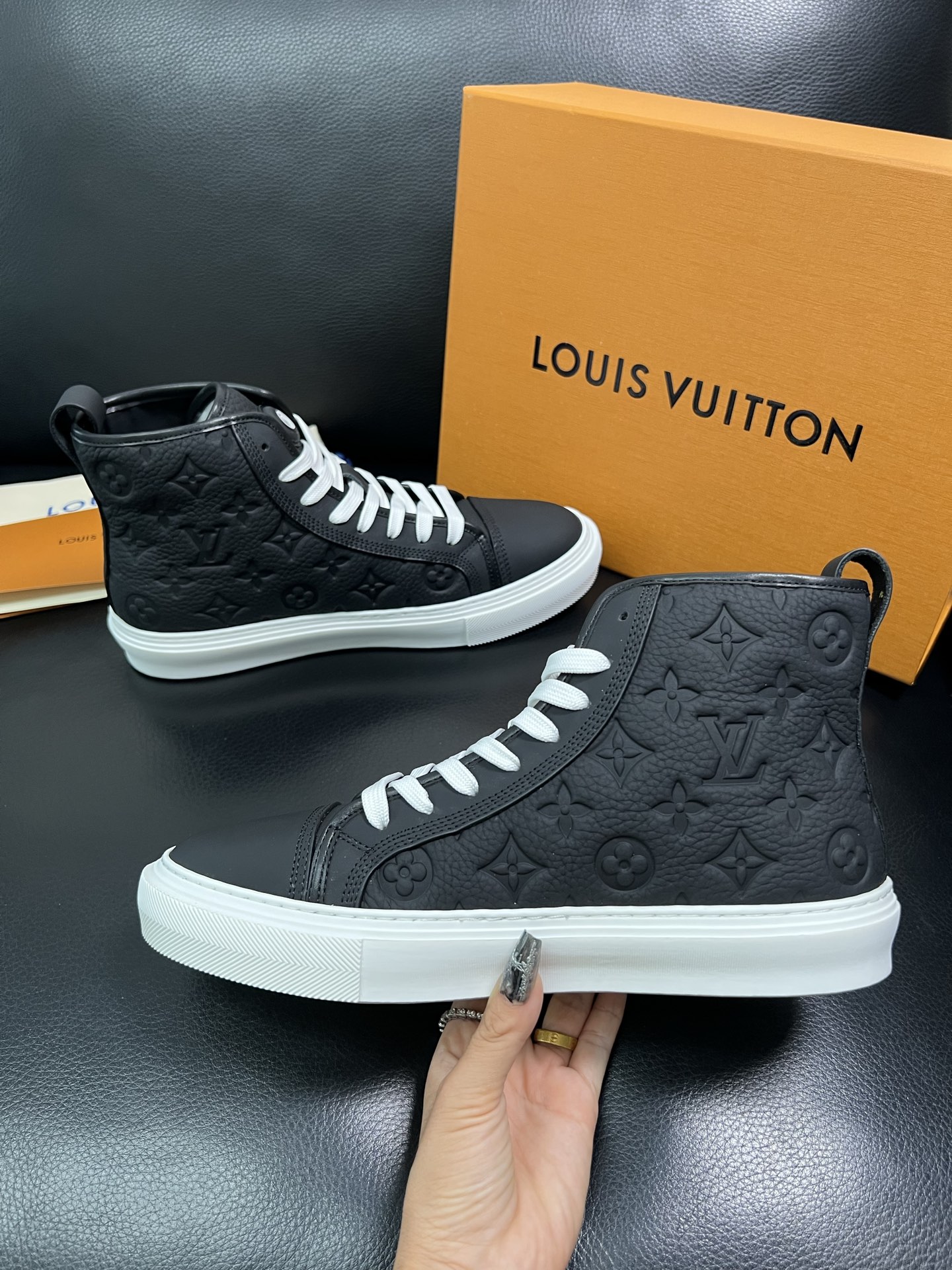 Lv 高品质 顶级工艺品 路易威登，专柜同步，鞋面意大利进口，高品质拼接缤纷色彩复杂工艺品，进口水染牛内
