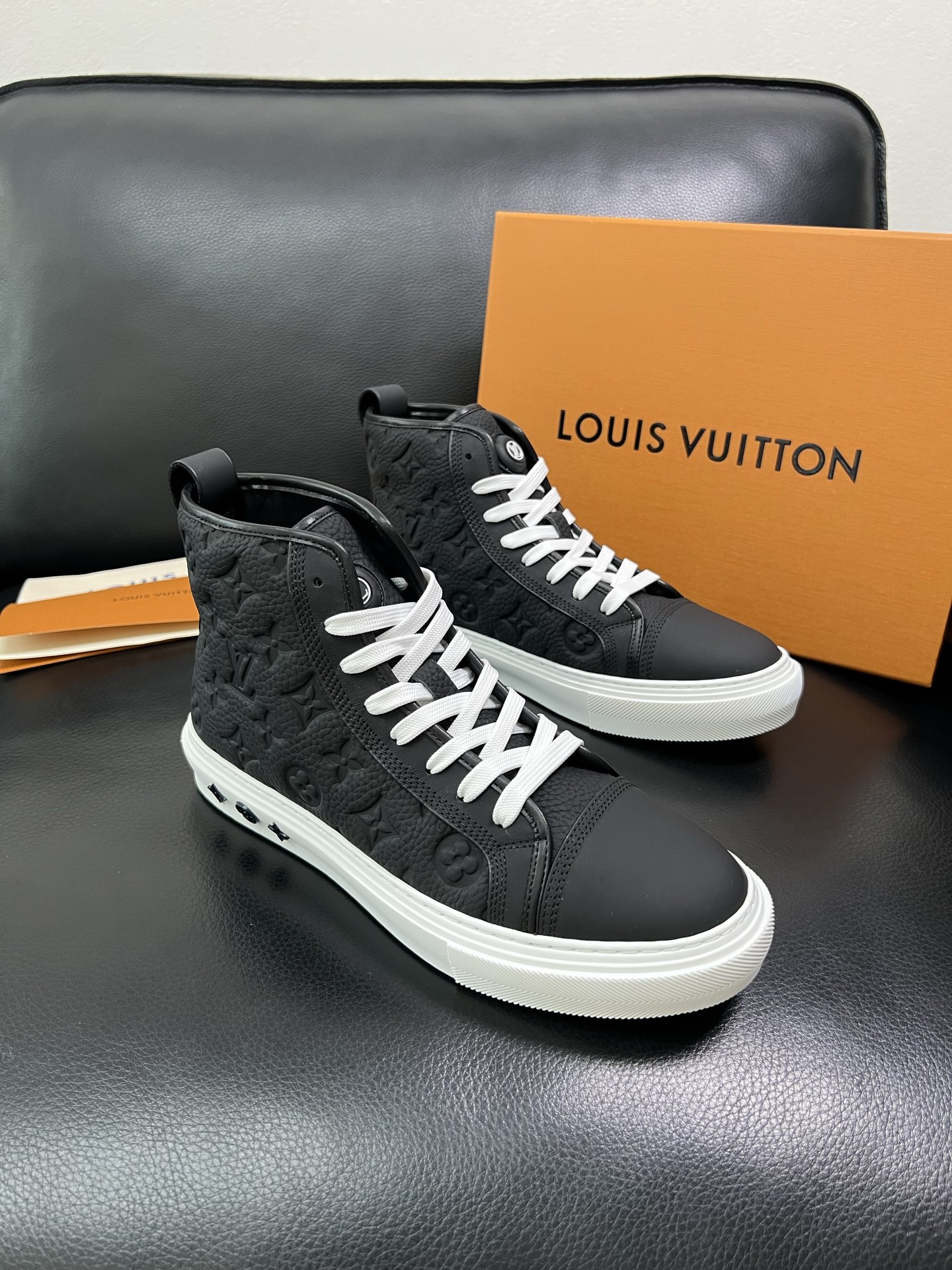 Lv 高品质 顶级工艺品 路易威登，专柜同步，鞋面意大利进口，高品质拼接缤纷色彩复杂工艺品，进口水染牛内