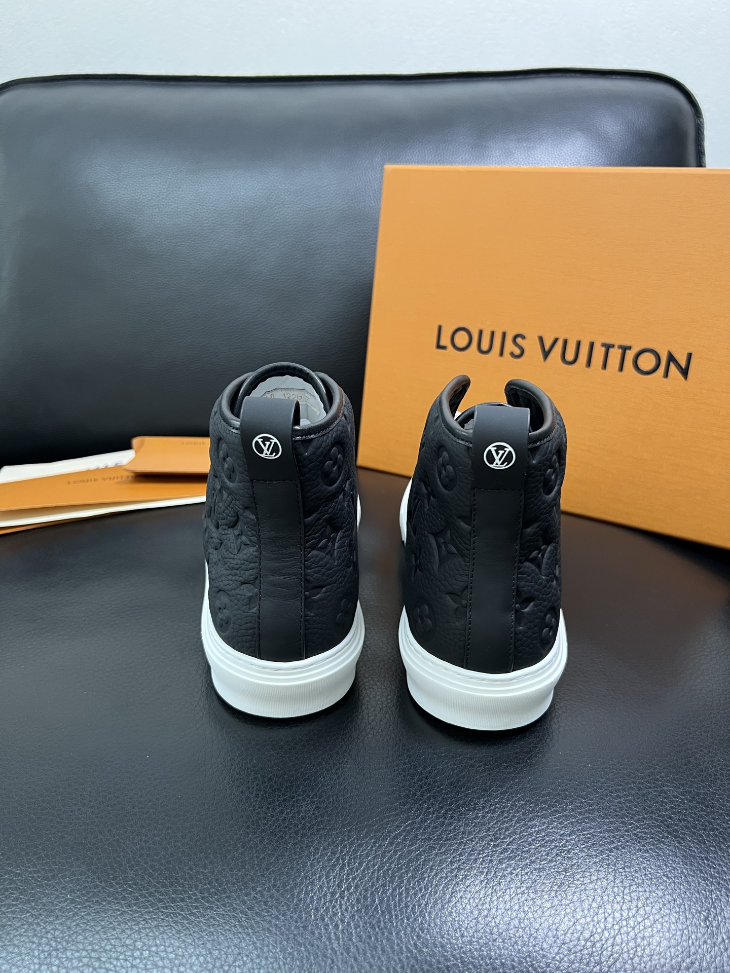 Lv 高品质 顶级工艺品 路易威登，专柜同步，鞋面意大利进口，高品质拼接缤纷色彩复杂工艺品，进口水染牛内