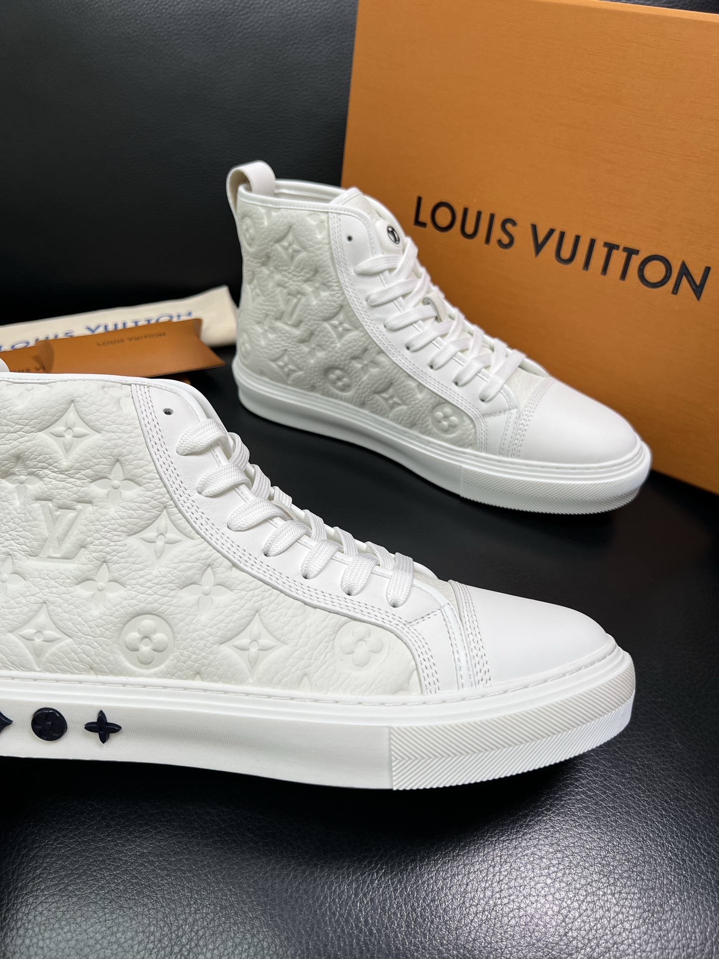 Lv 高品质 顶级工艺品 路易威登，专柜同步，鞋面意大利进口，高品质拼接缤纷色彩复杂工艺品，进口水染牛内