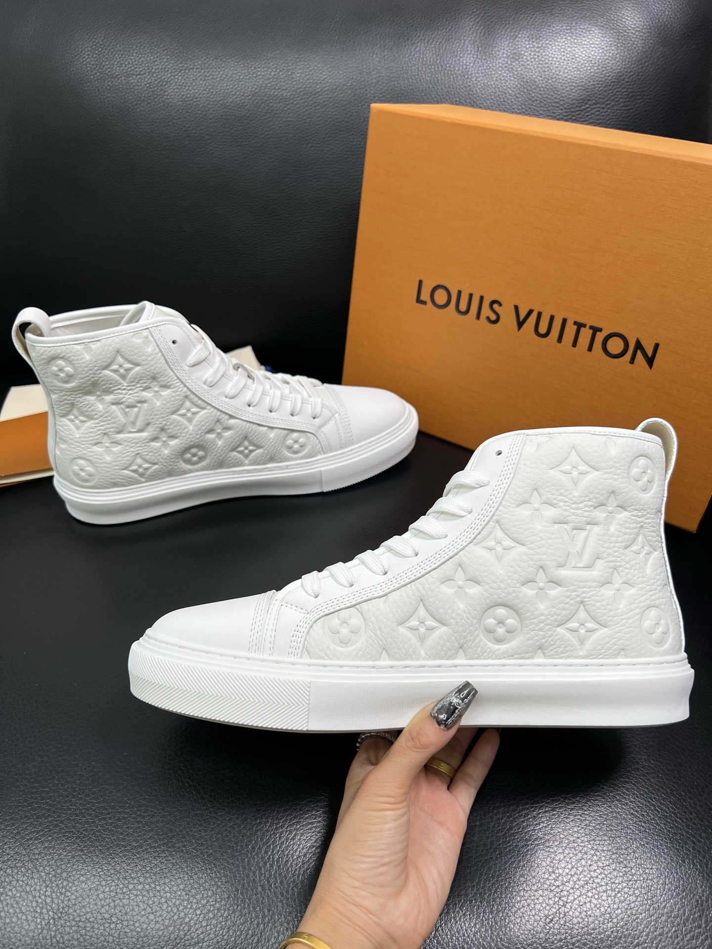 Lv 高品质 顶级工艺品 路易威登，专柜同步，鞋面意大利进口，高品质拼接缤纷色彩复杂工艺品，进口水染牛内