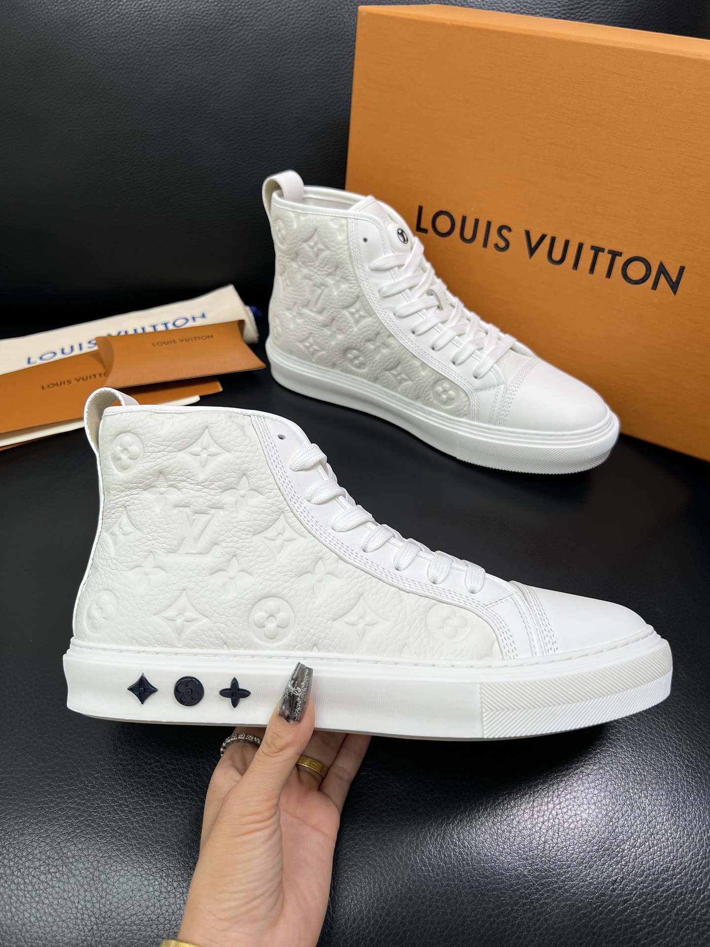 Lv 高品质 顶级工艺品 路易威登，专柜同步，鞋面意大利进口，高品质拼接缤纷色彩复杂工艺品，进口水染牛内