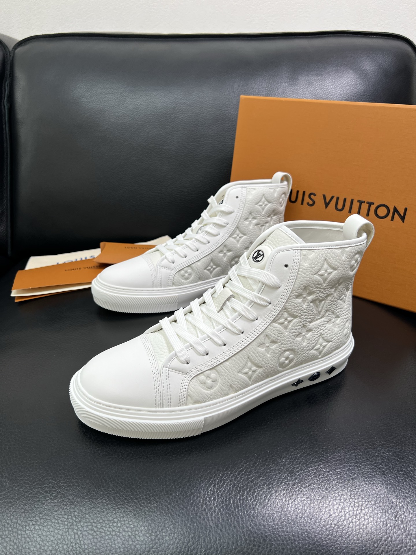 Lv 高品质 顶级工艺品 路易威登，专柜同步，鞋面意大利进口，高品质拼接缤纷色彩复杂工艺品，进口水染牛内