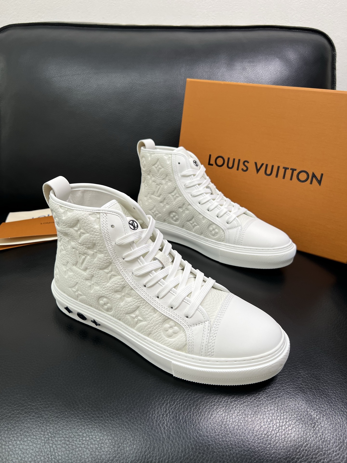 Lv 高品质 顶级工艺品 路易威登，专柜同步，鞋面意大利进口，高品质拼接缤纷色彩复杂工艺品，进口水染牛内